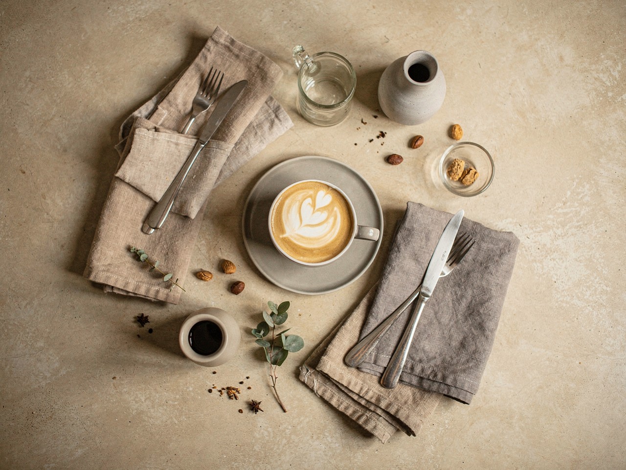 Café Artesanal e Delícias em uma Mesa Rústica