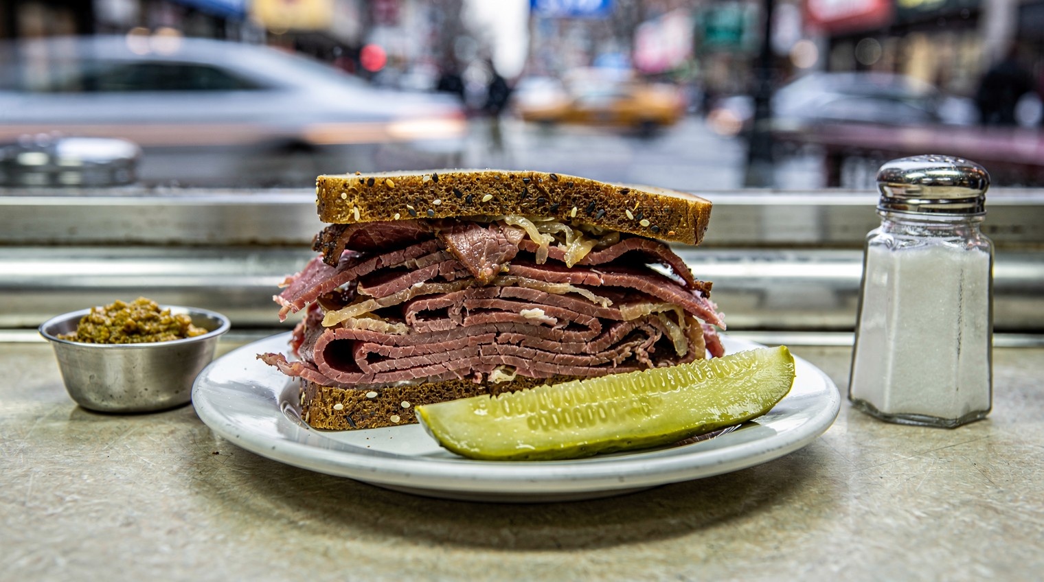Sándwich Clásico de Pastrami con Pepinillos