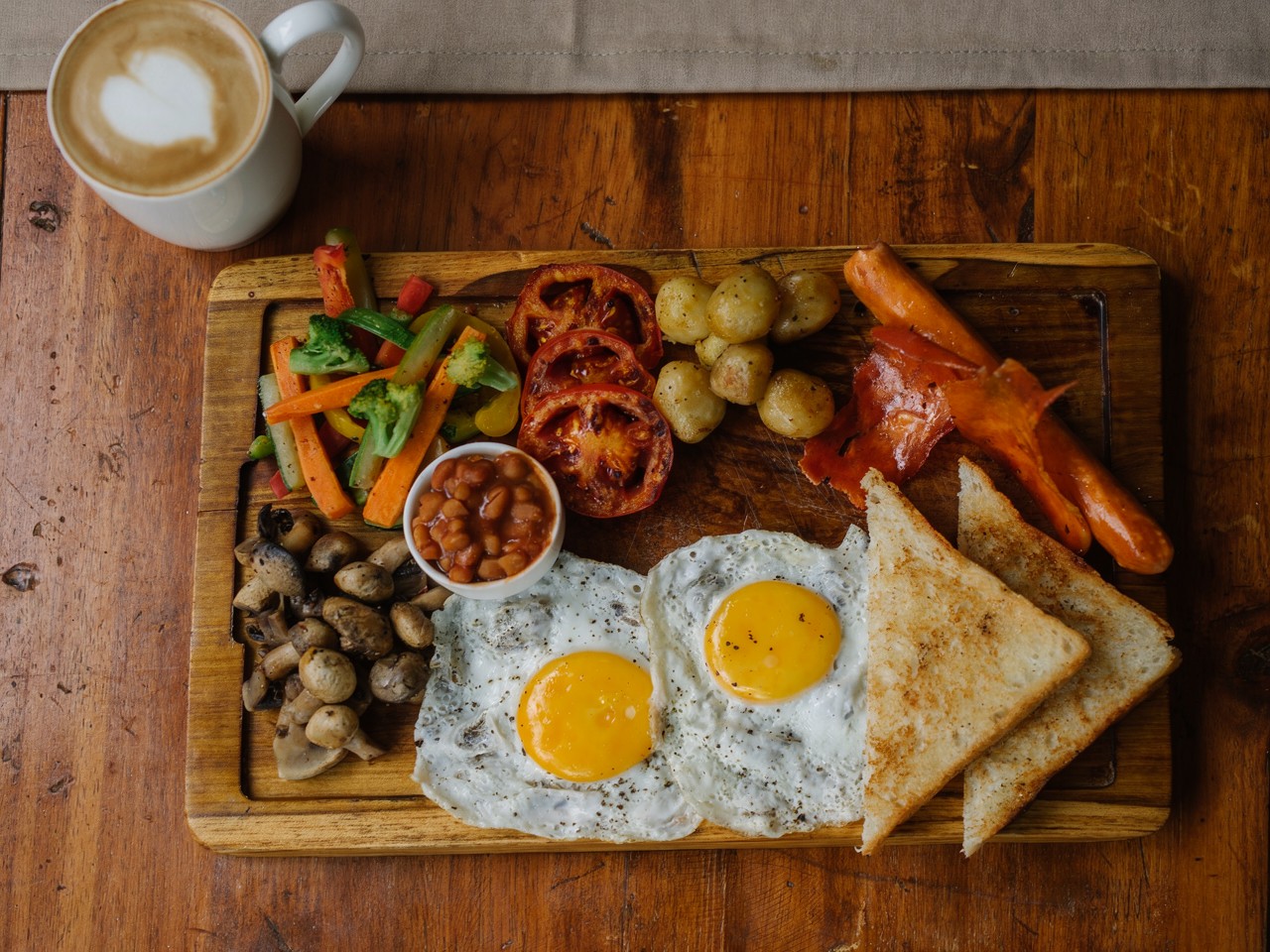 Deliciosa Prato de Café da Manhã Reforçado com Café