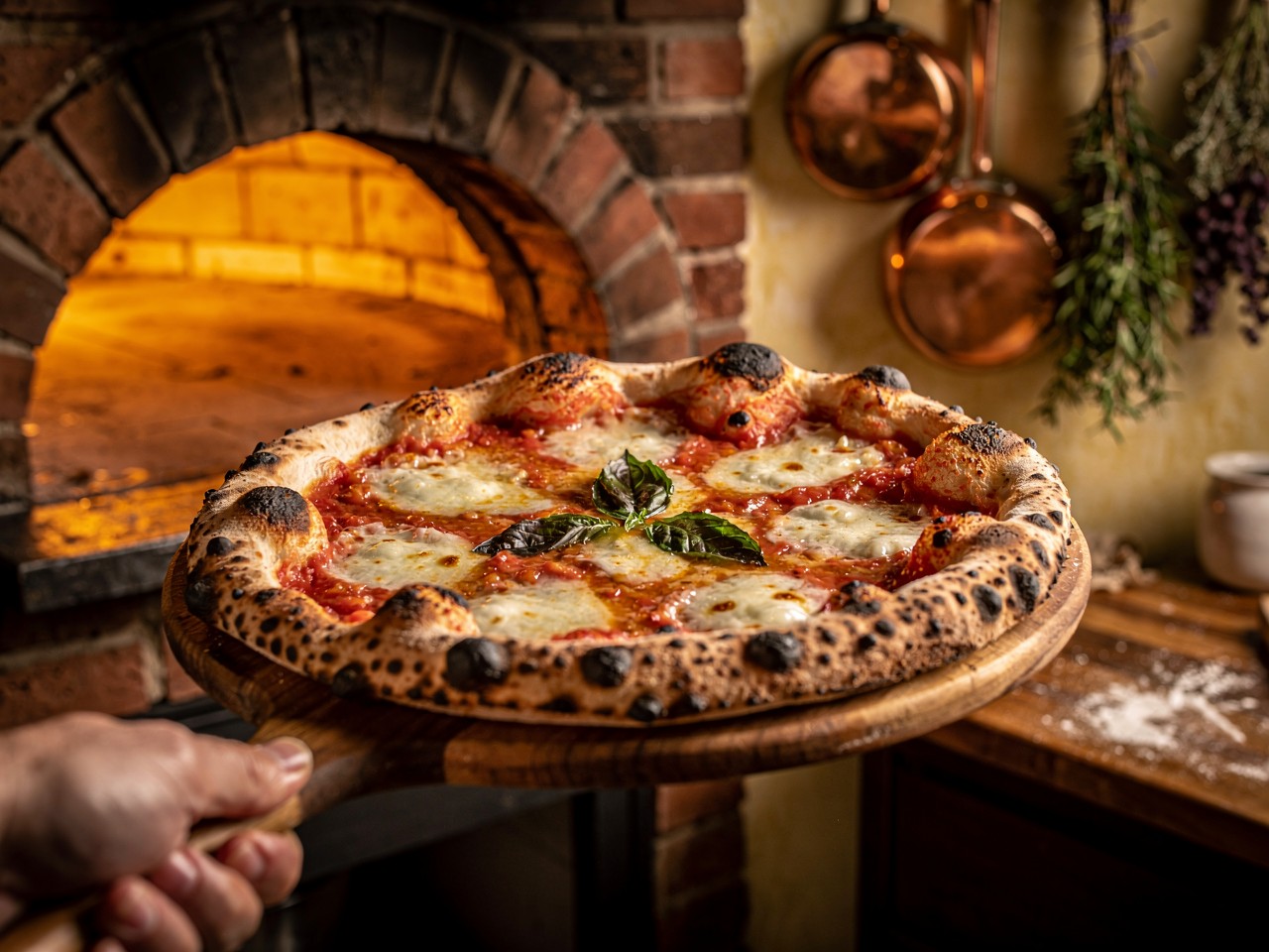Deliciosa Pizza Margherita Assada em Forno a Lenha