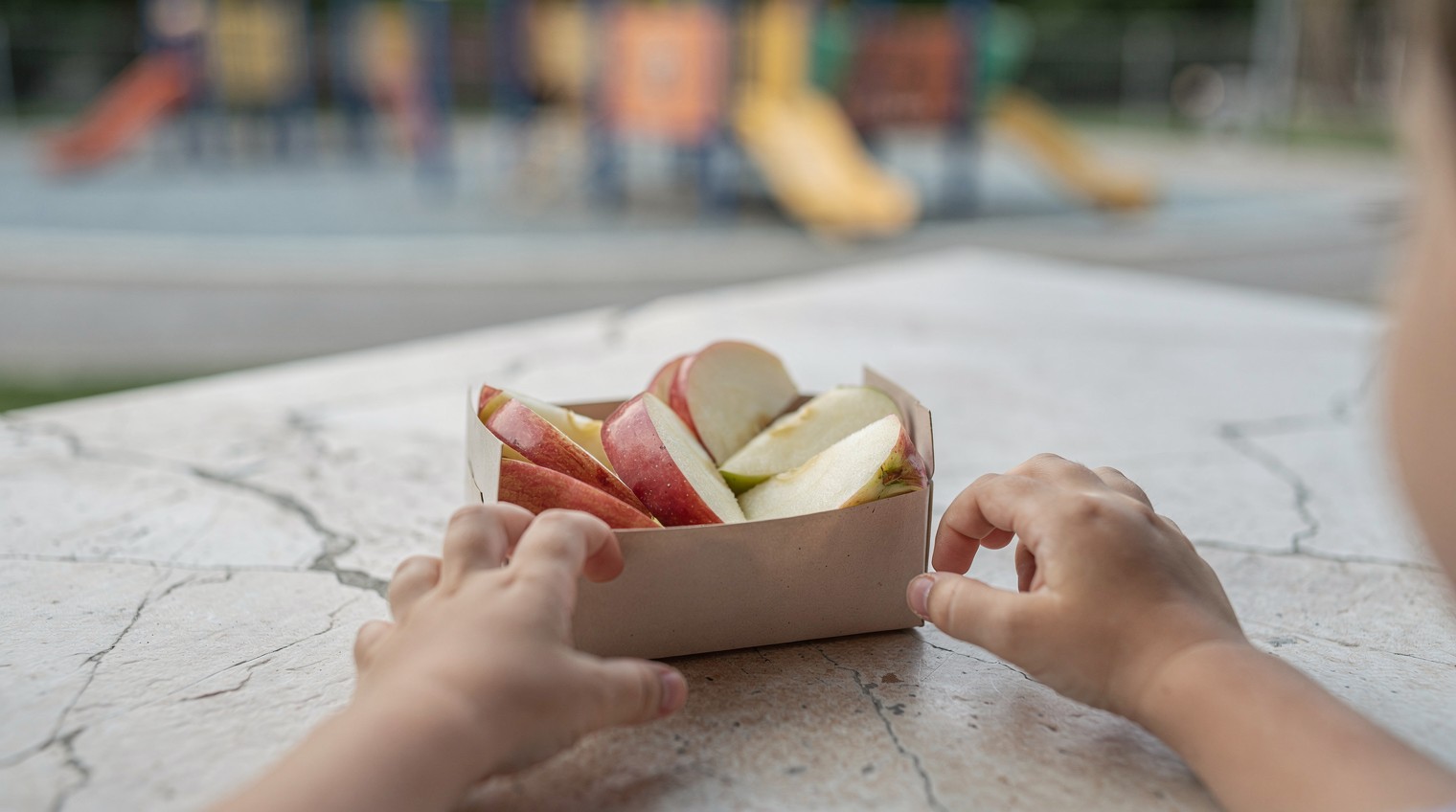 Lanche de Maçã Fresca em Ambiente de Playground