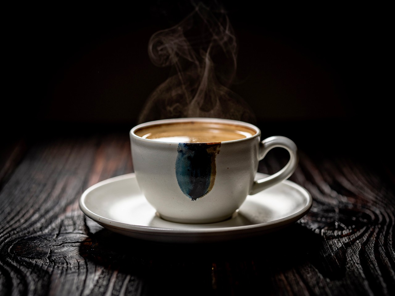 Café Humeante en Taza Artística