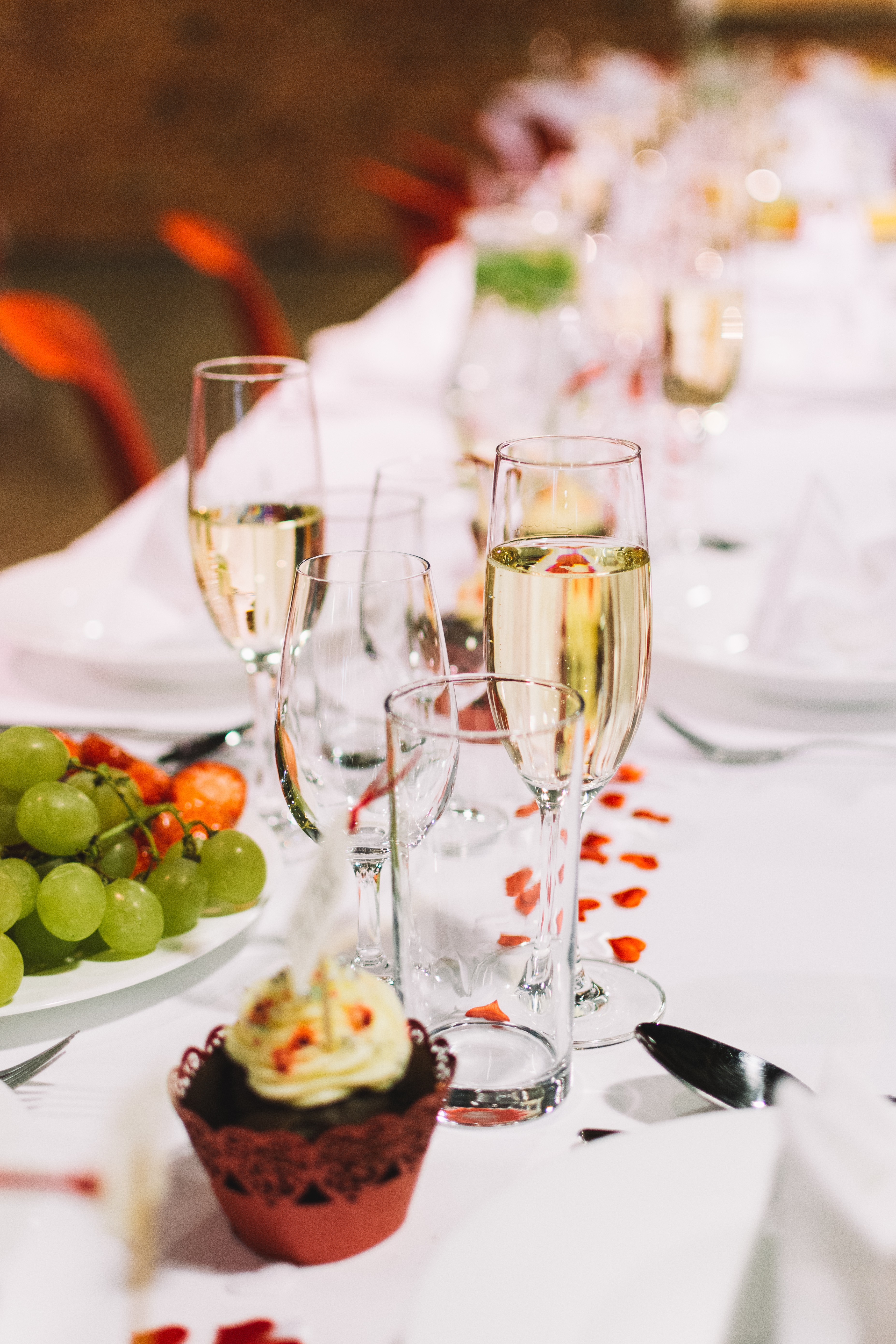 Um copo de champanhe em uma festa de casamento
