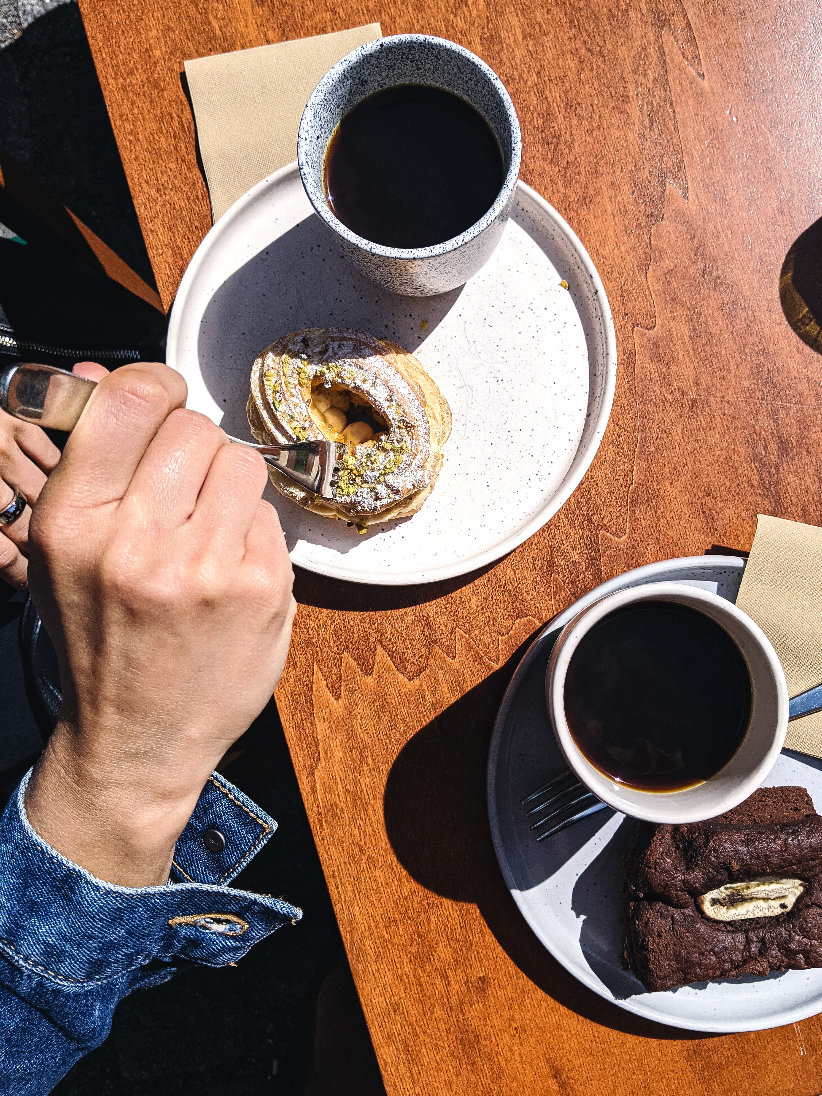 Toma aérea de una chica disfrutando de su café y postre