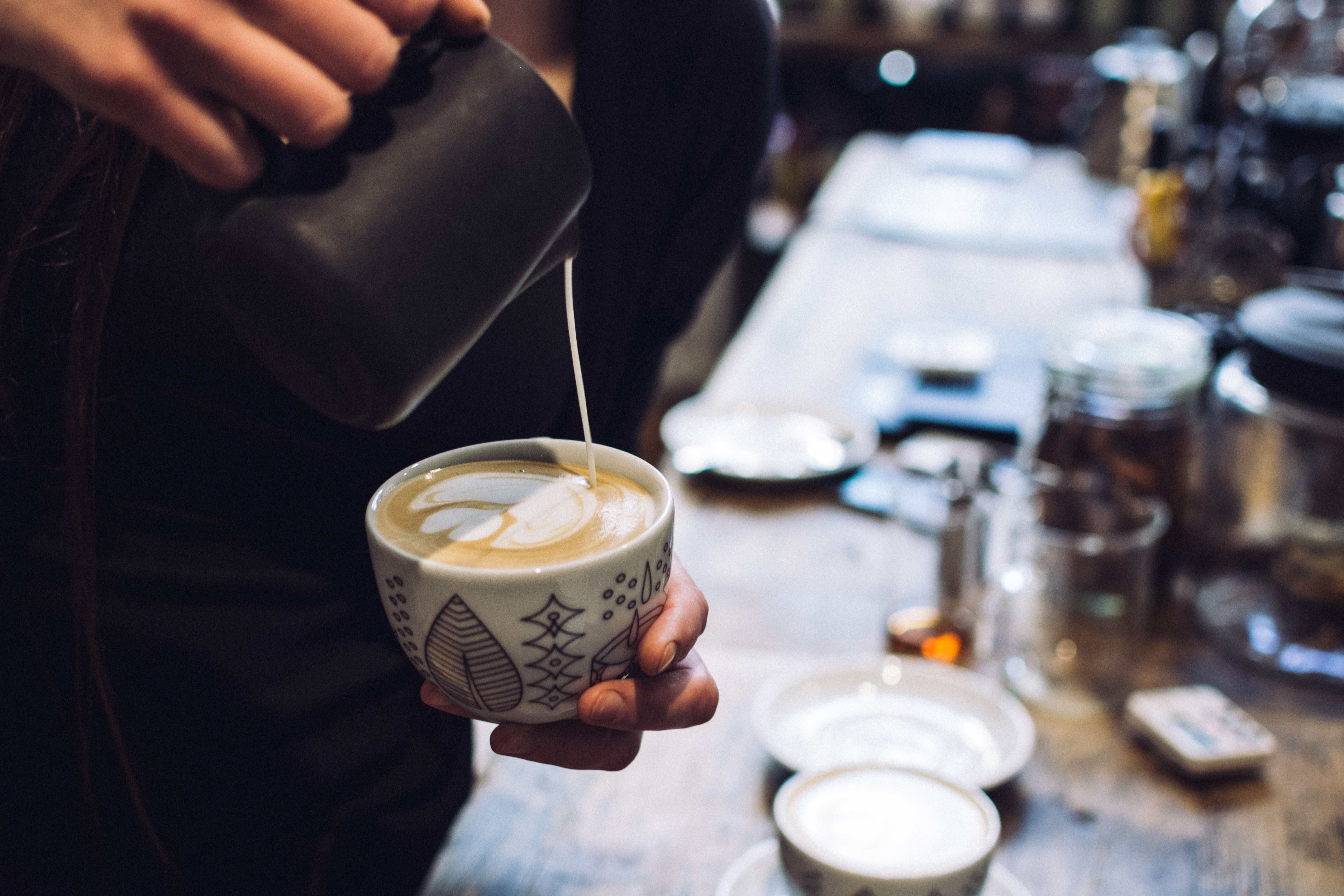 Barista preparando cappuccino