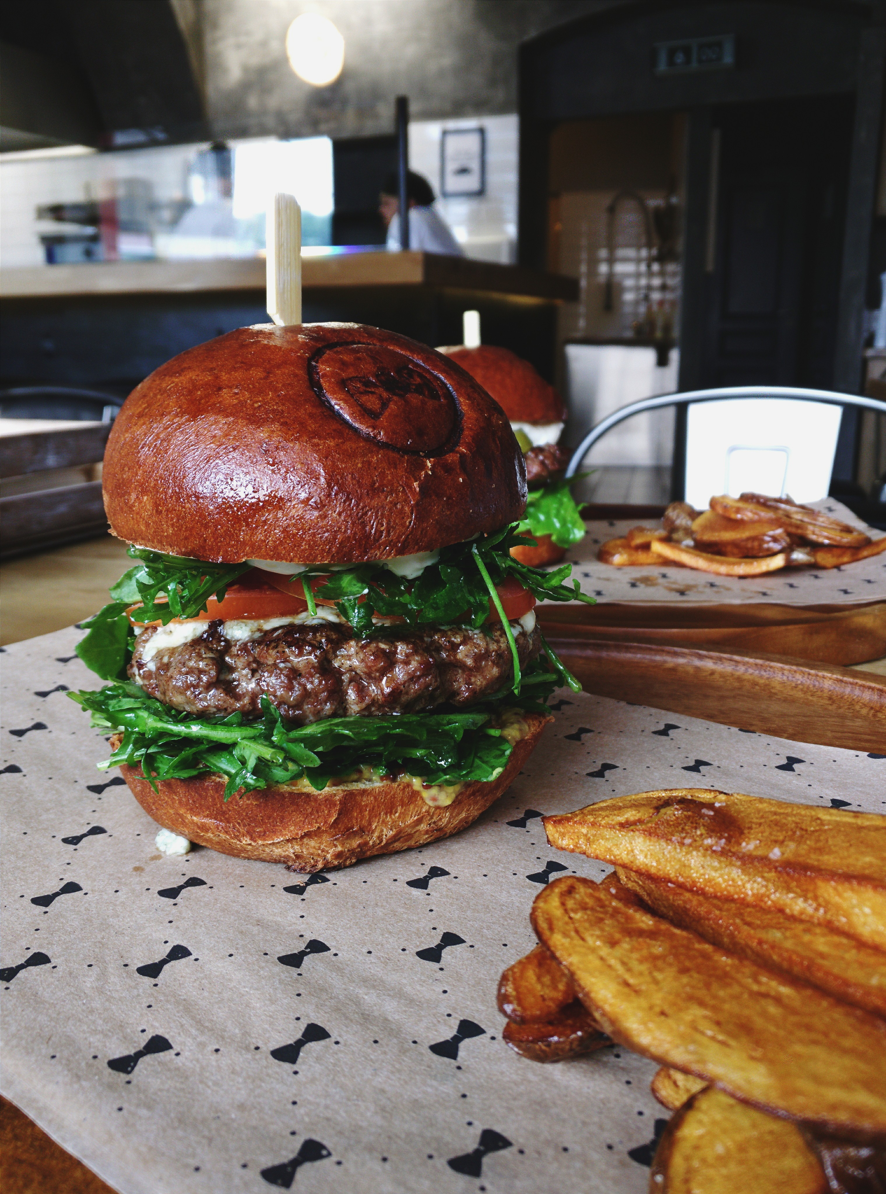 Hamburguesa de res con papas al horno caseras