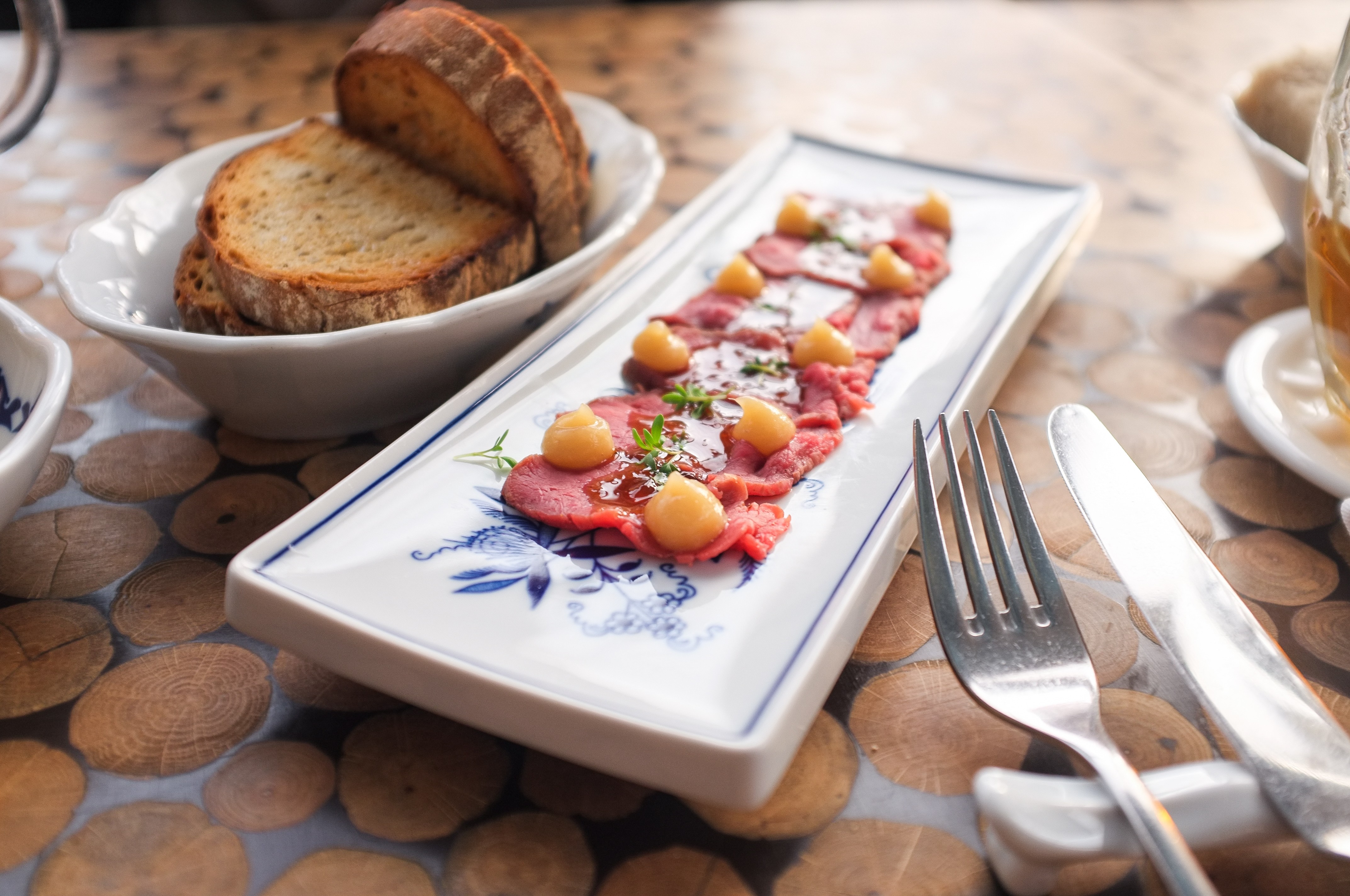 Sashimi de carne bovina com pão