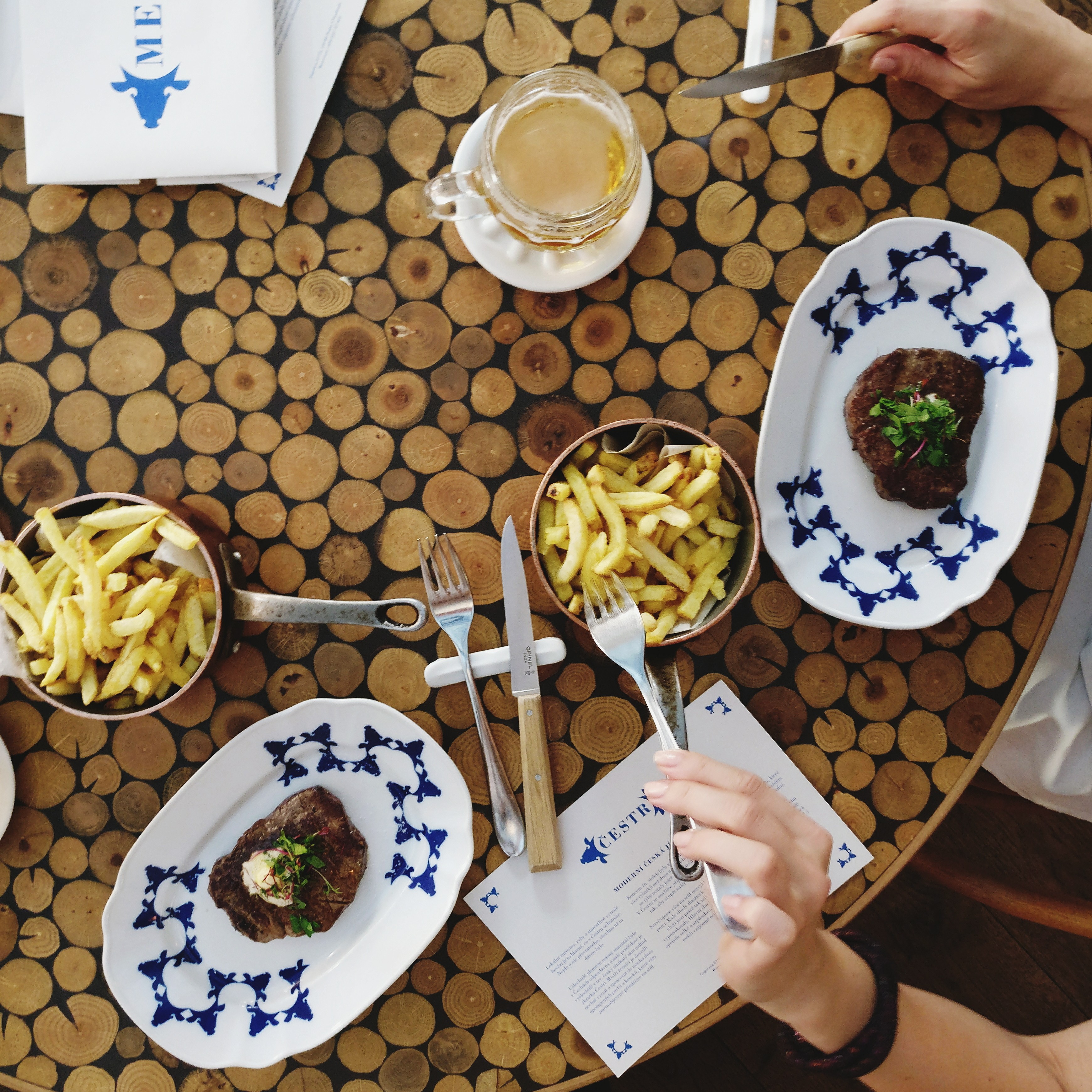 Bifes de carne com batatas fritas