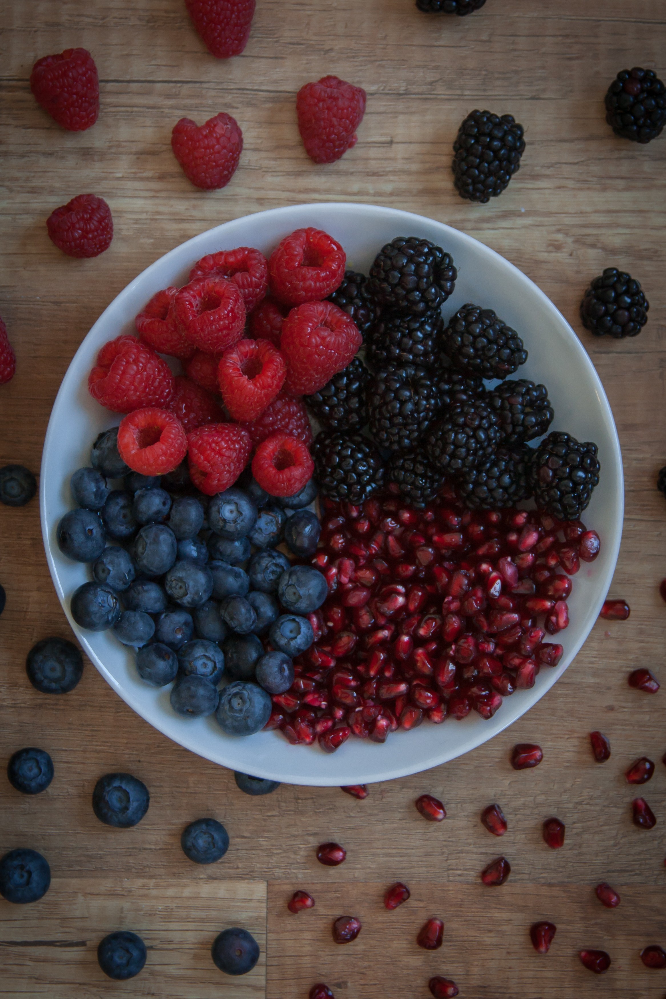 Berries con granada en un plato