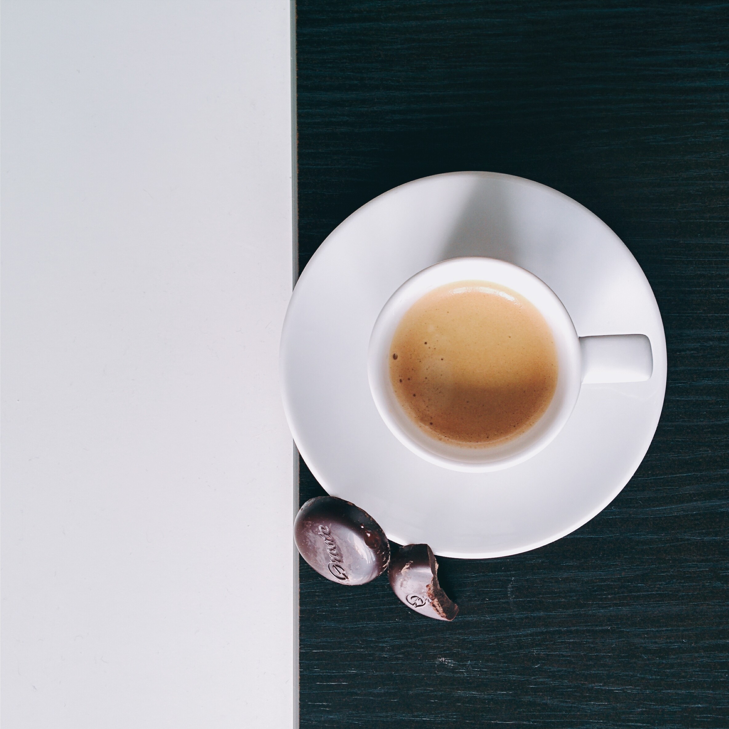 Café blanco y negro con chocolate