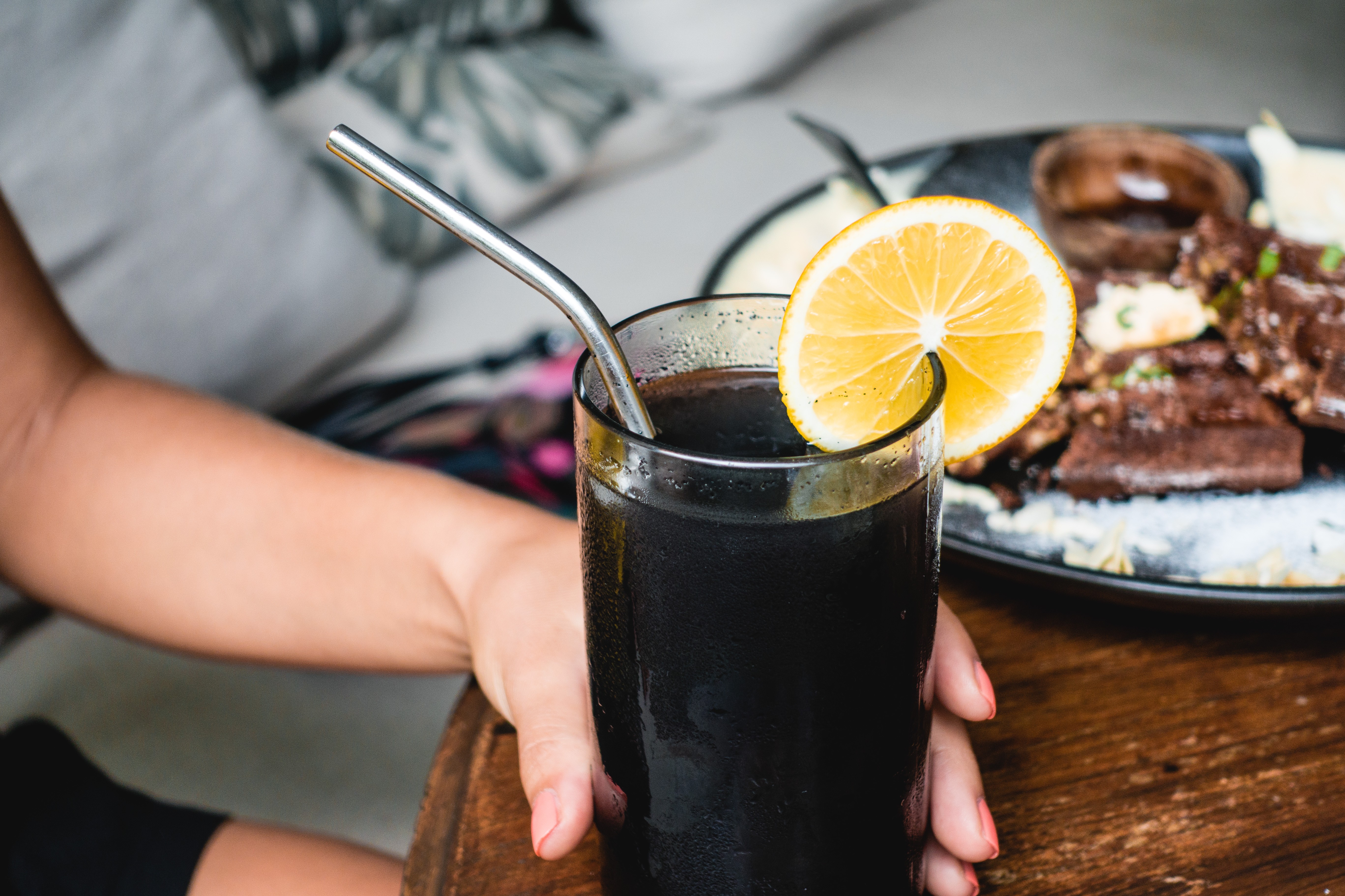 Limonada preta com uma fatia de limão fresco