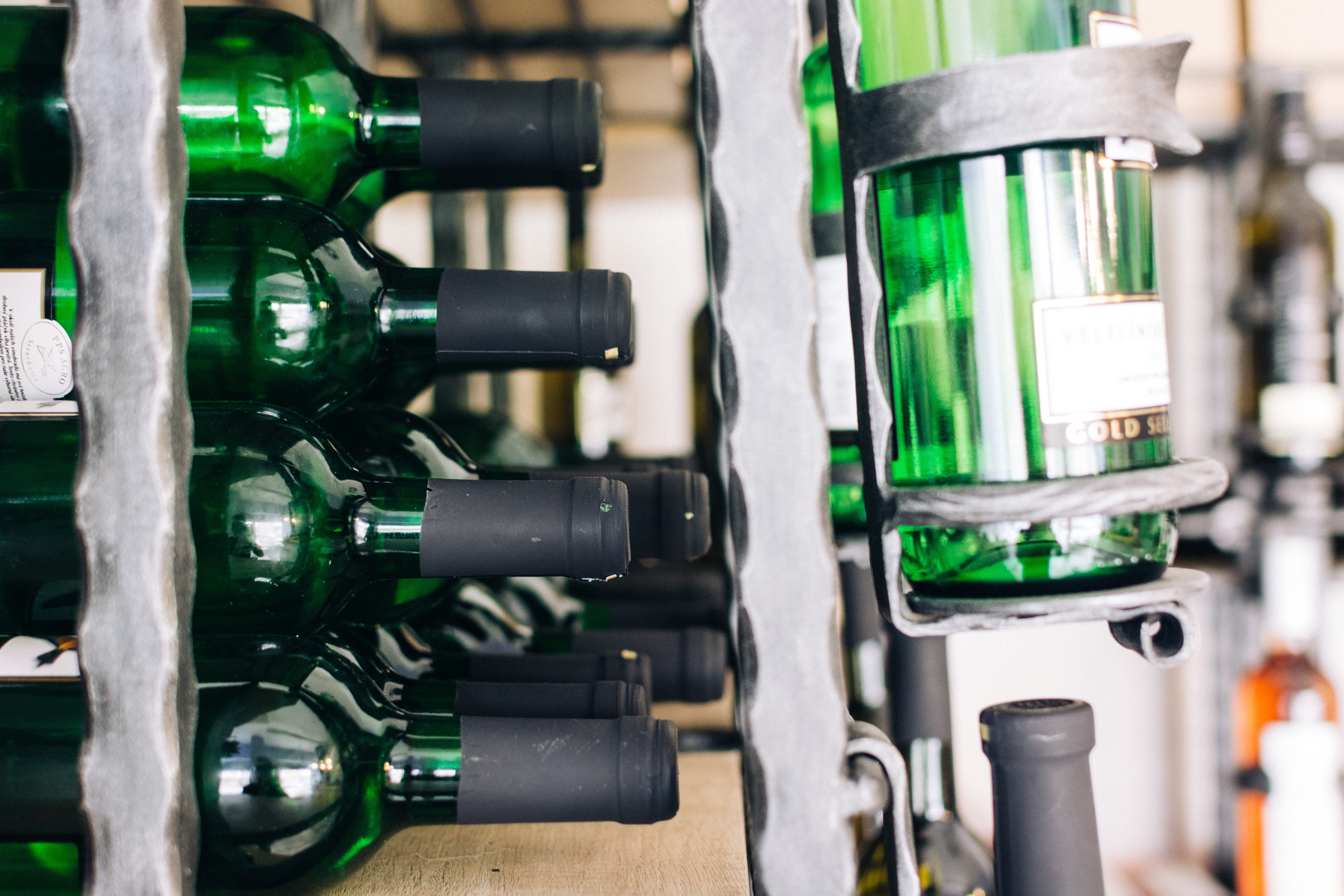 Botellas de vino en una tienda de vinos