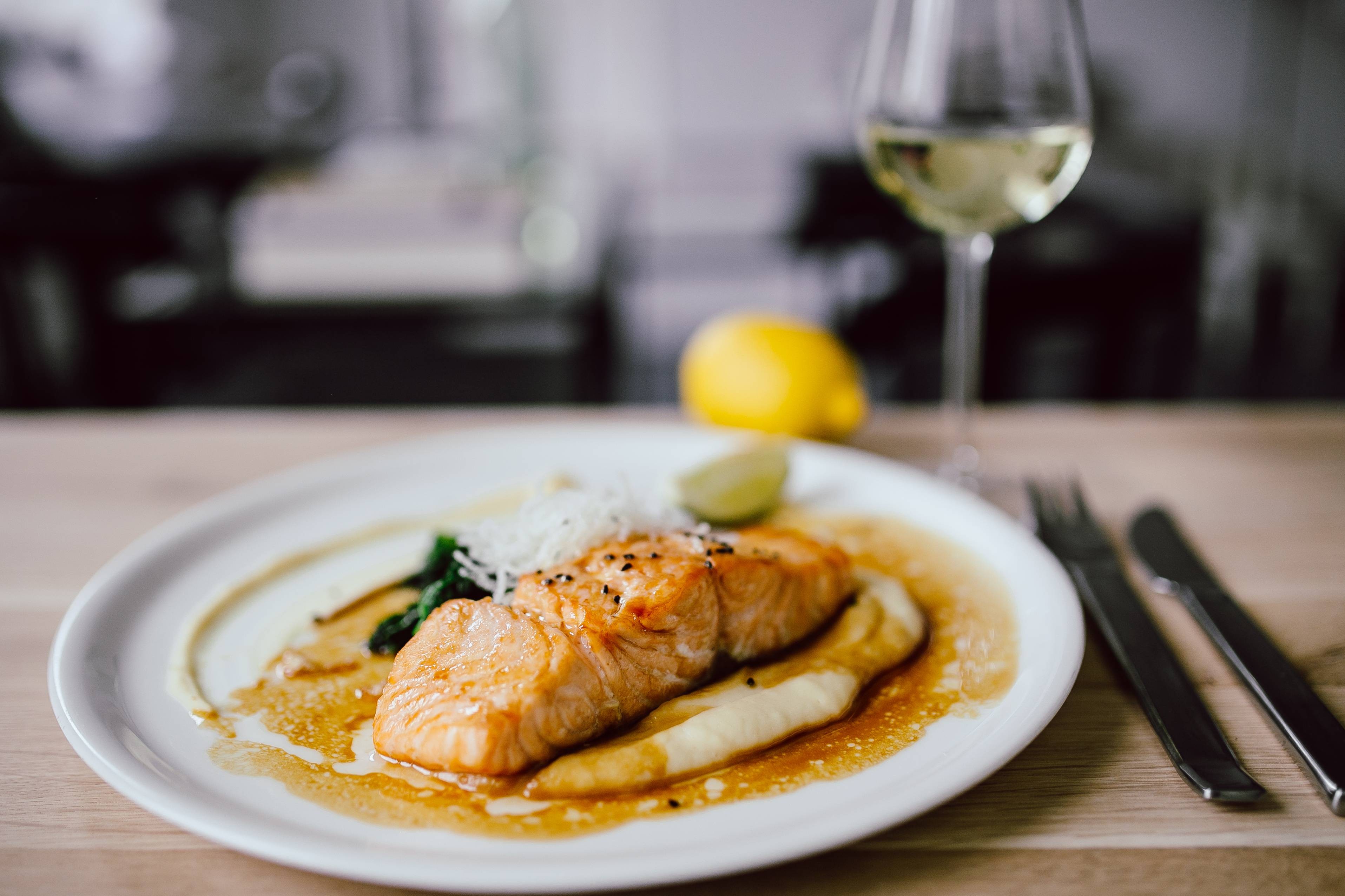 Salmão glaseado com bourbon em close