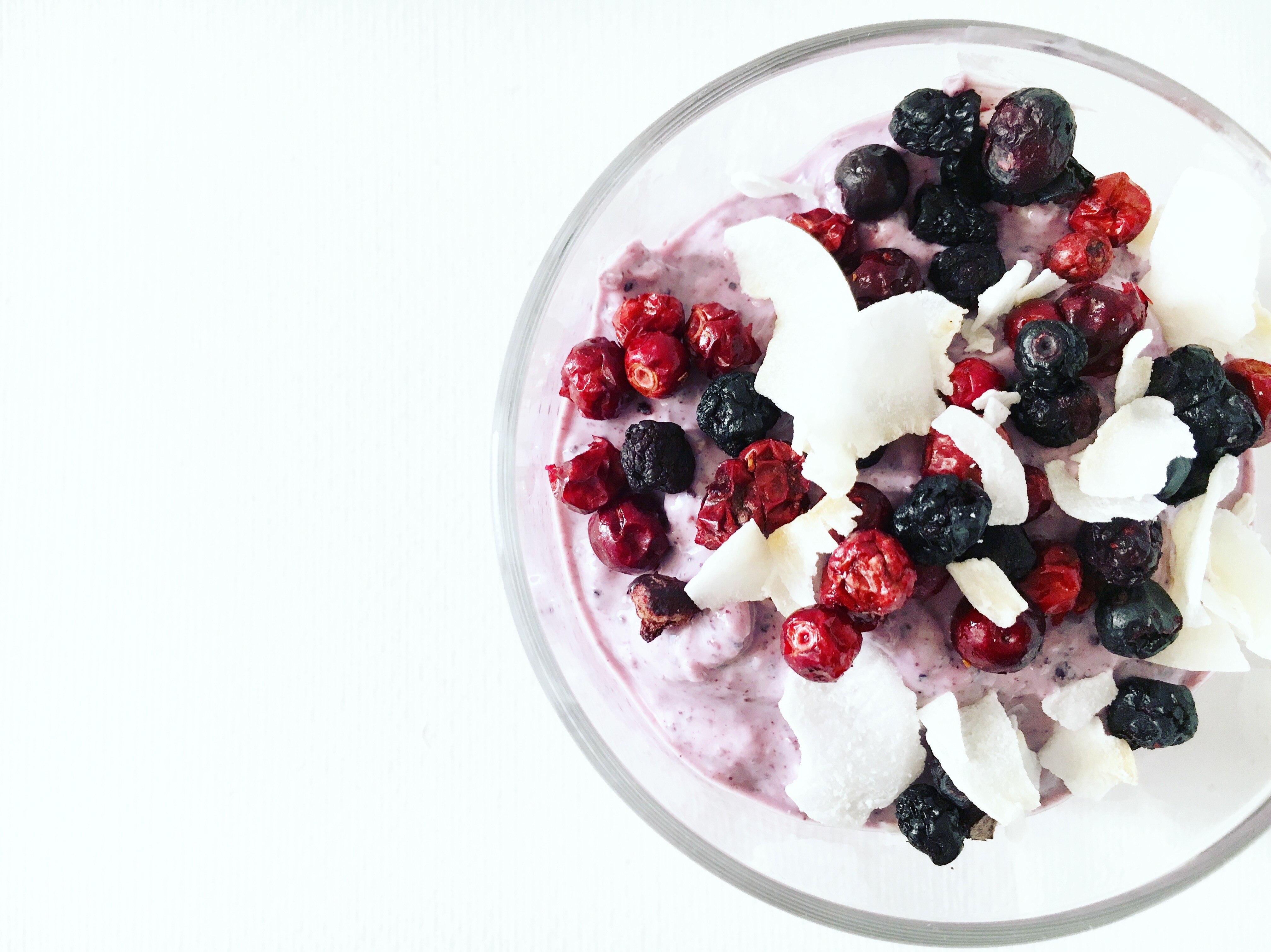 Tigela de café da manhã com frutas vermelhas e coco