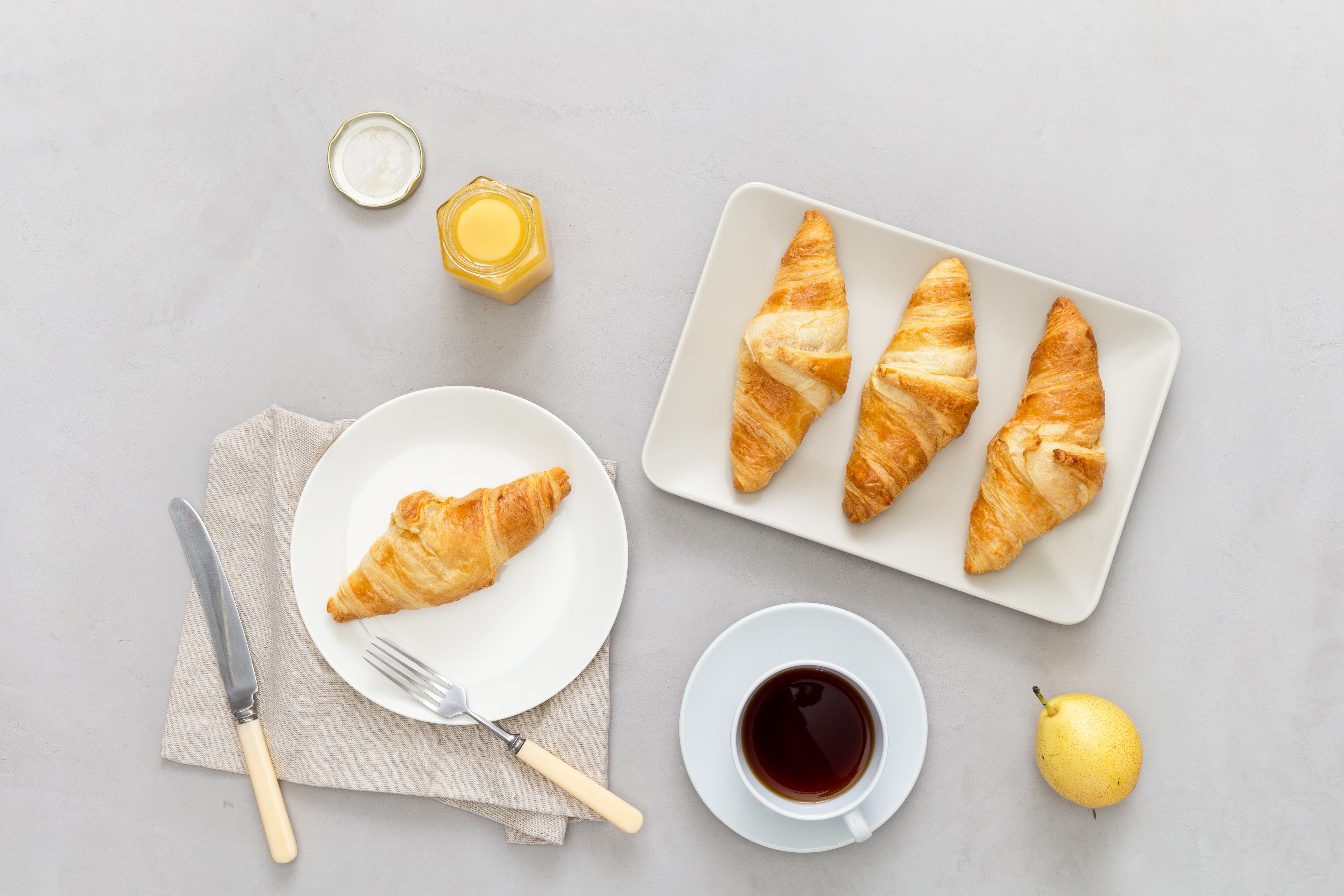 Croissants e chá para o café da manhã