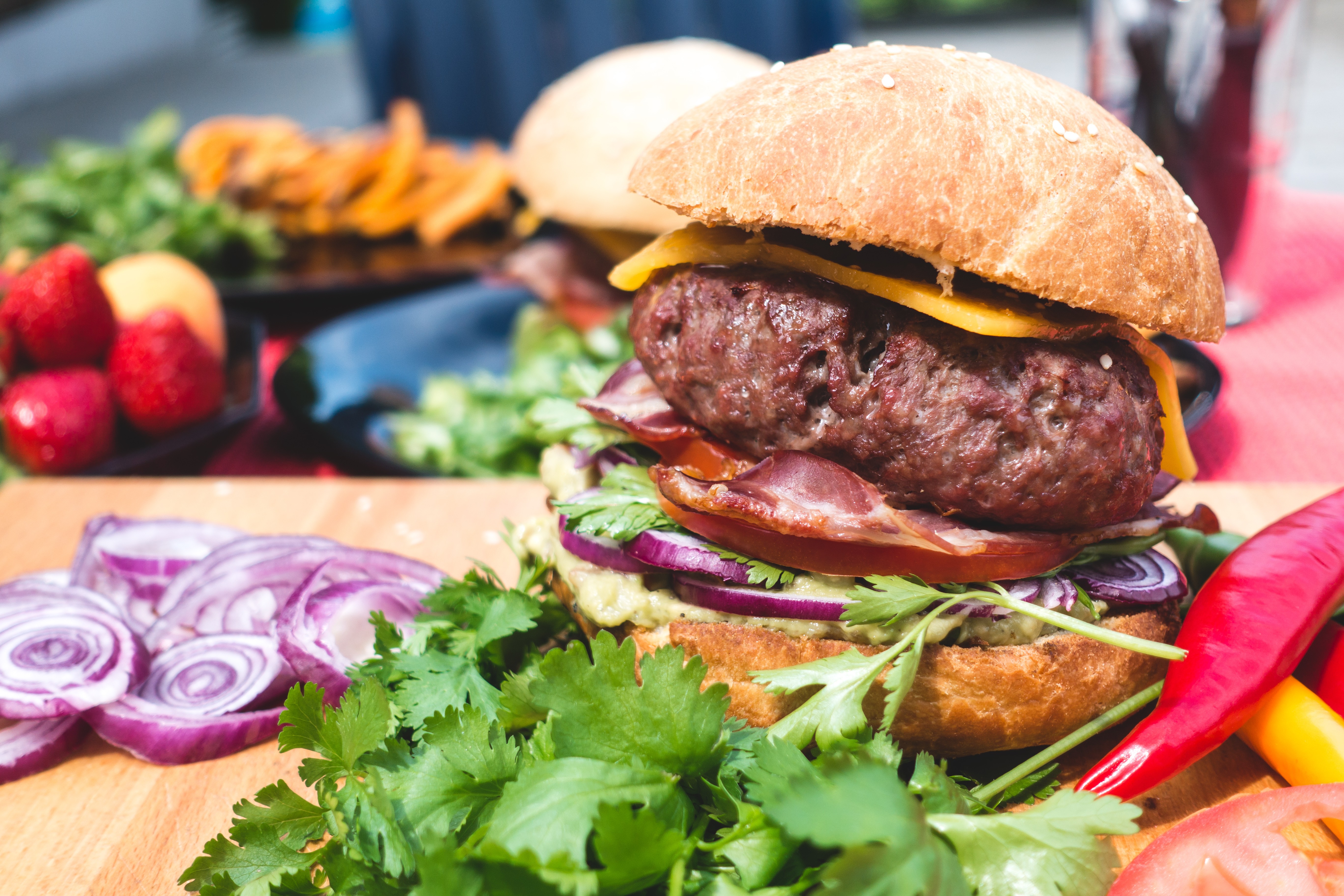Hambúrguer com cheddar, bacon e guacamole