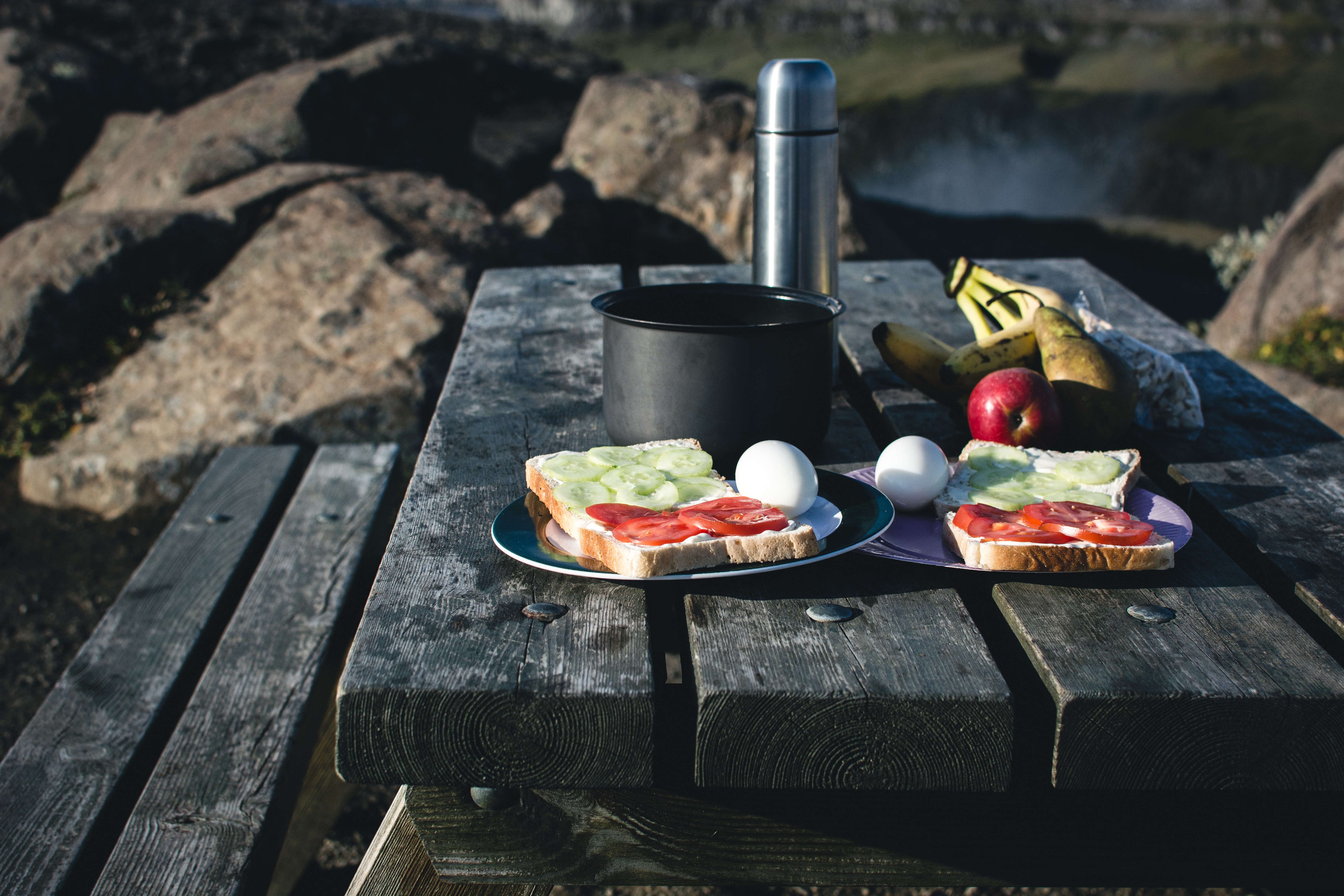 Café da manhã de camping na natureza