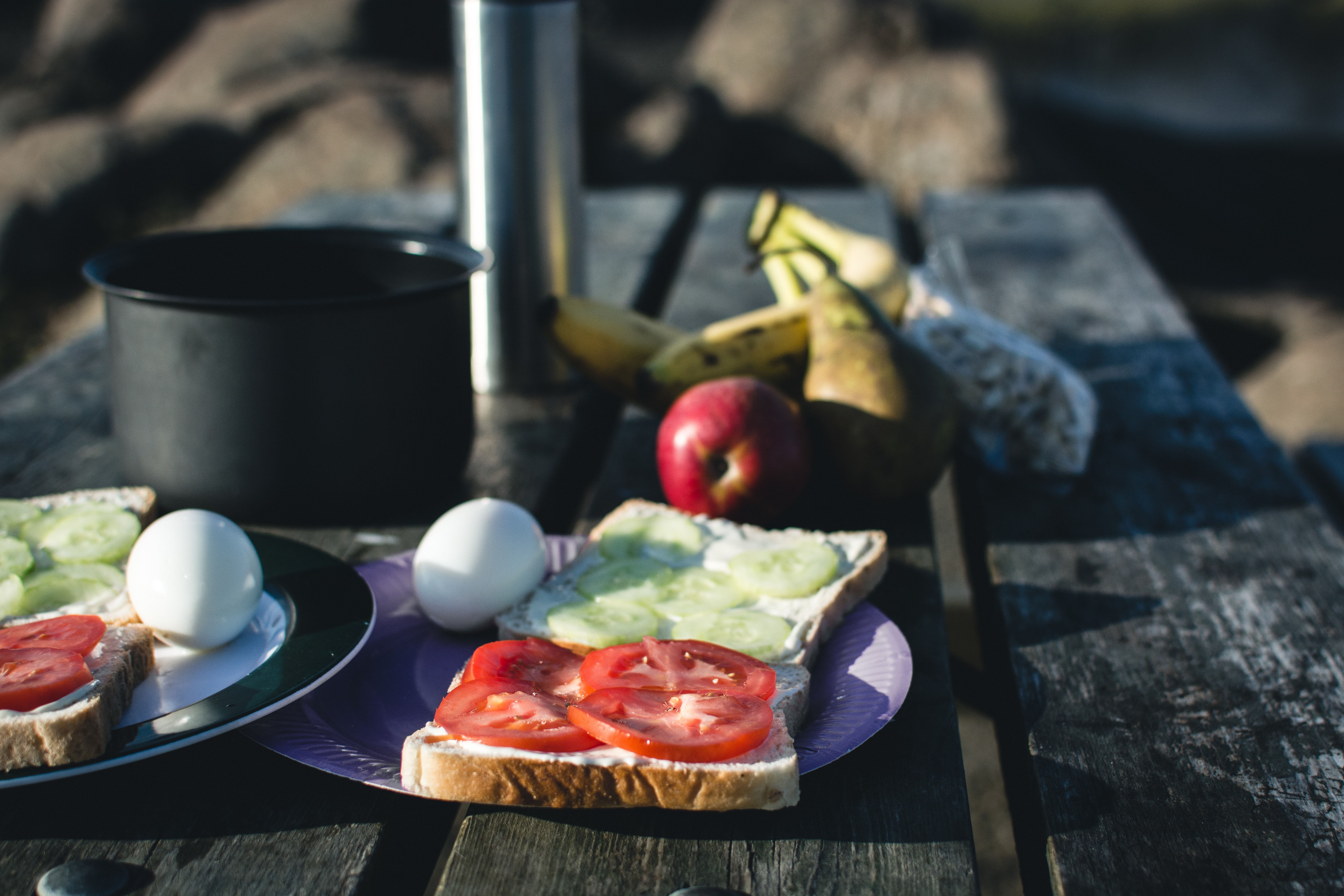 Café da manhã de camping na natureza