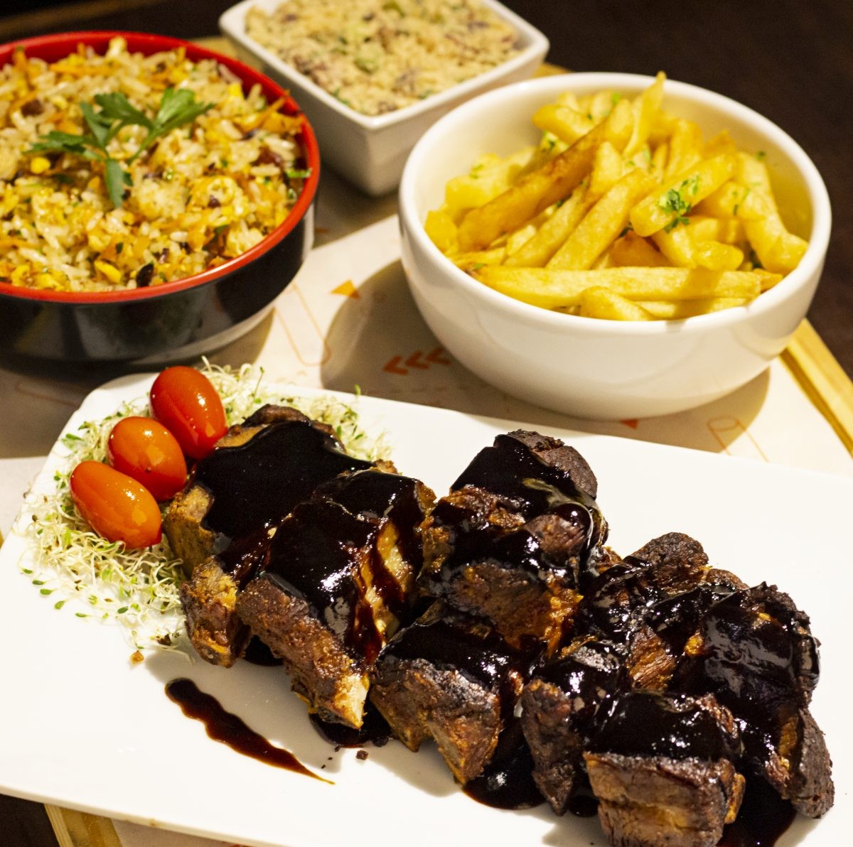 Carne de porco com molho barbecue espesso e batatas fritas