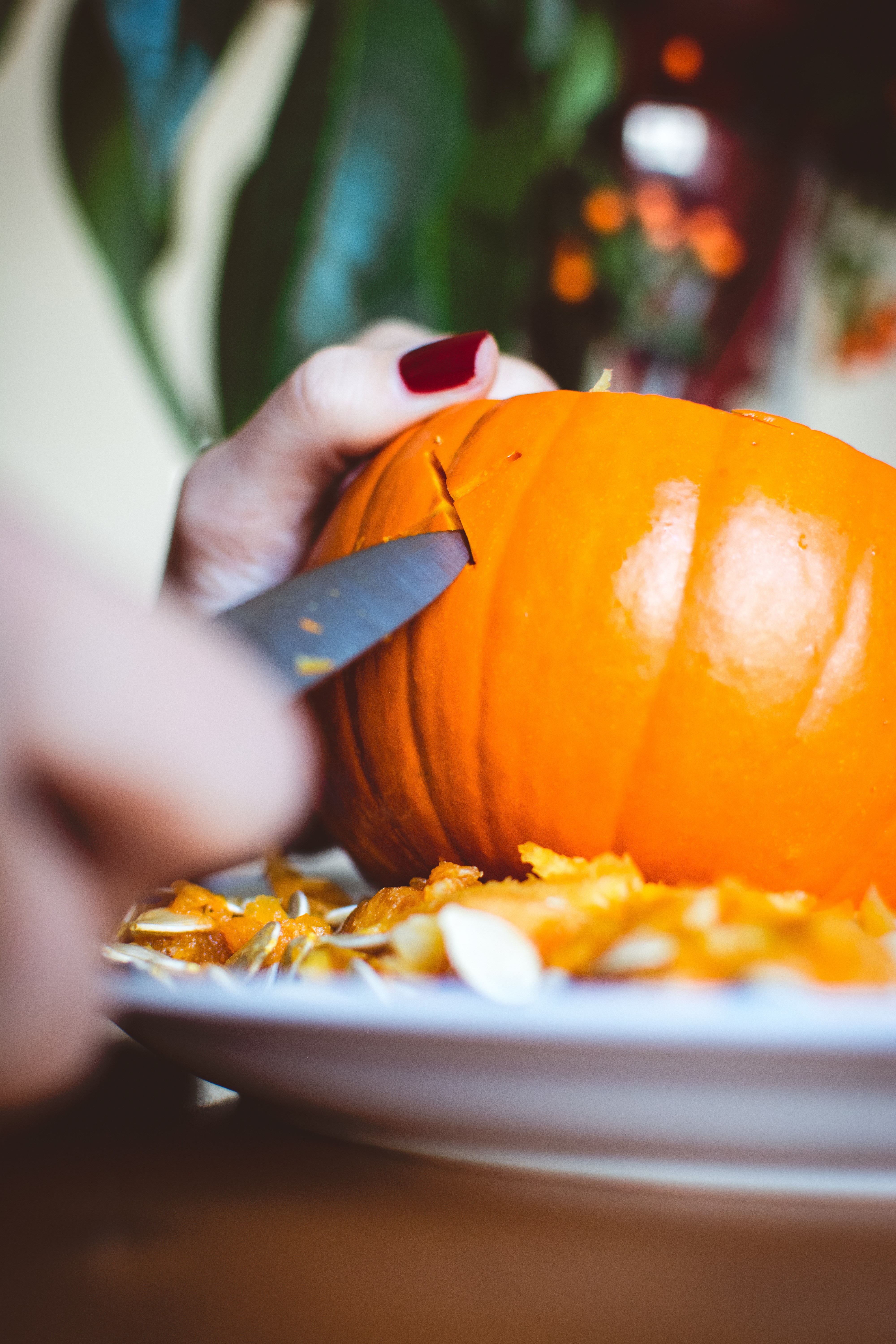 ハロウィンのカボチャを彫る