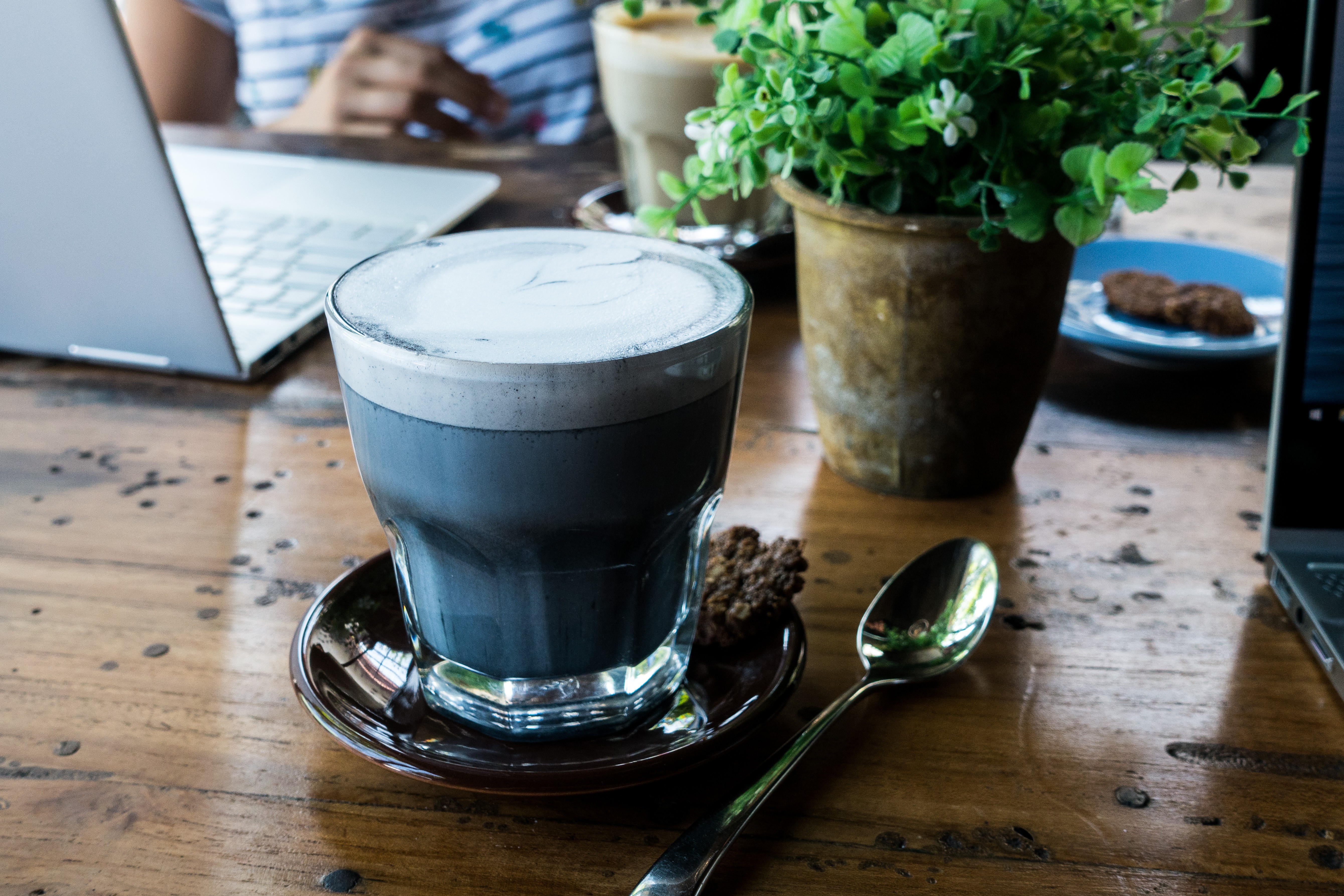Cappuccino de café preto carvão