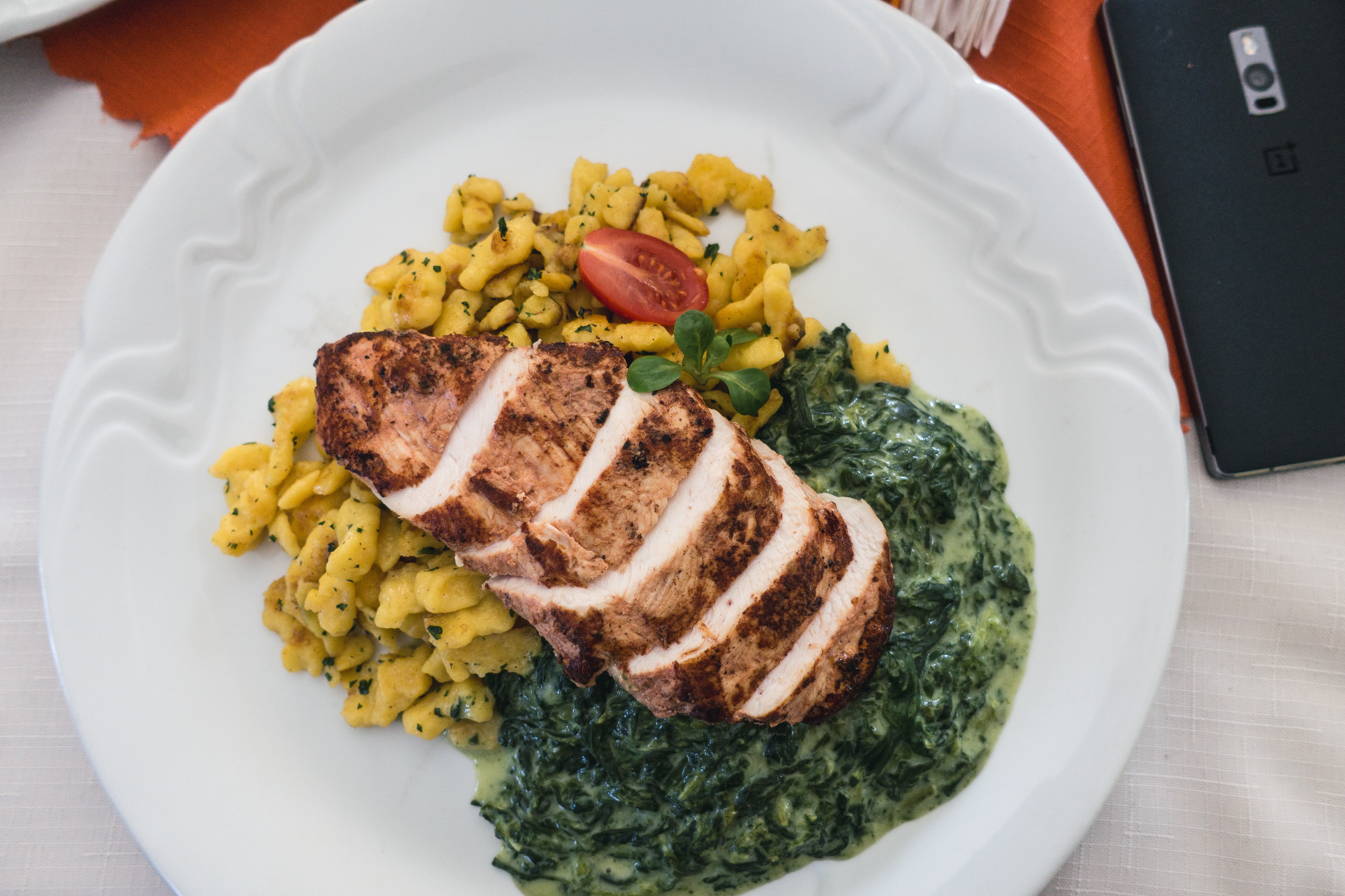 Peito de frango com espinafre e nhoque de batata