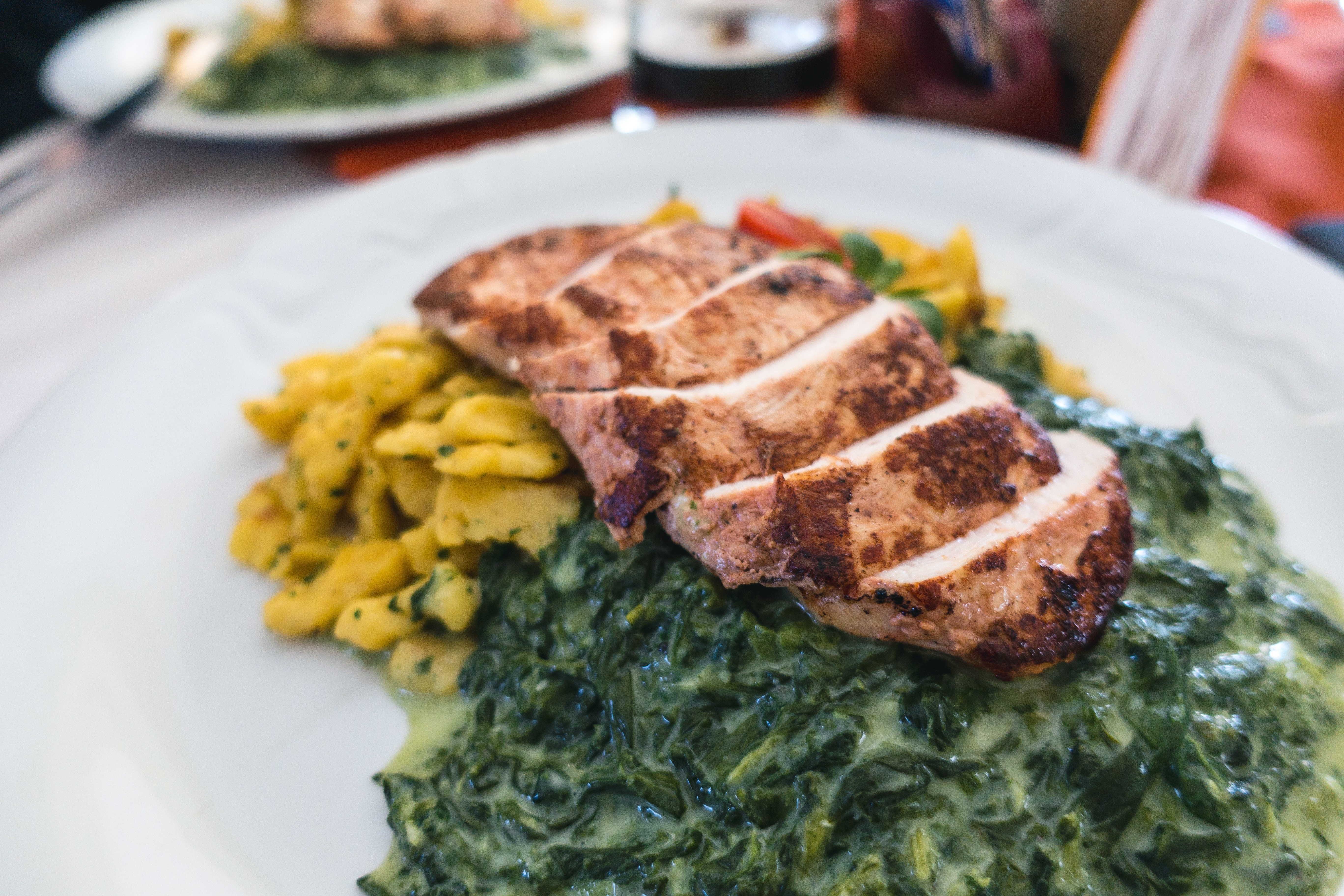 Peito de frango com espinafre e nhoque de batata