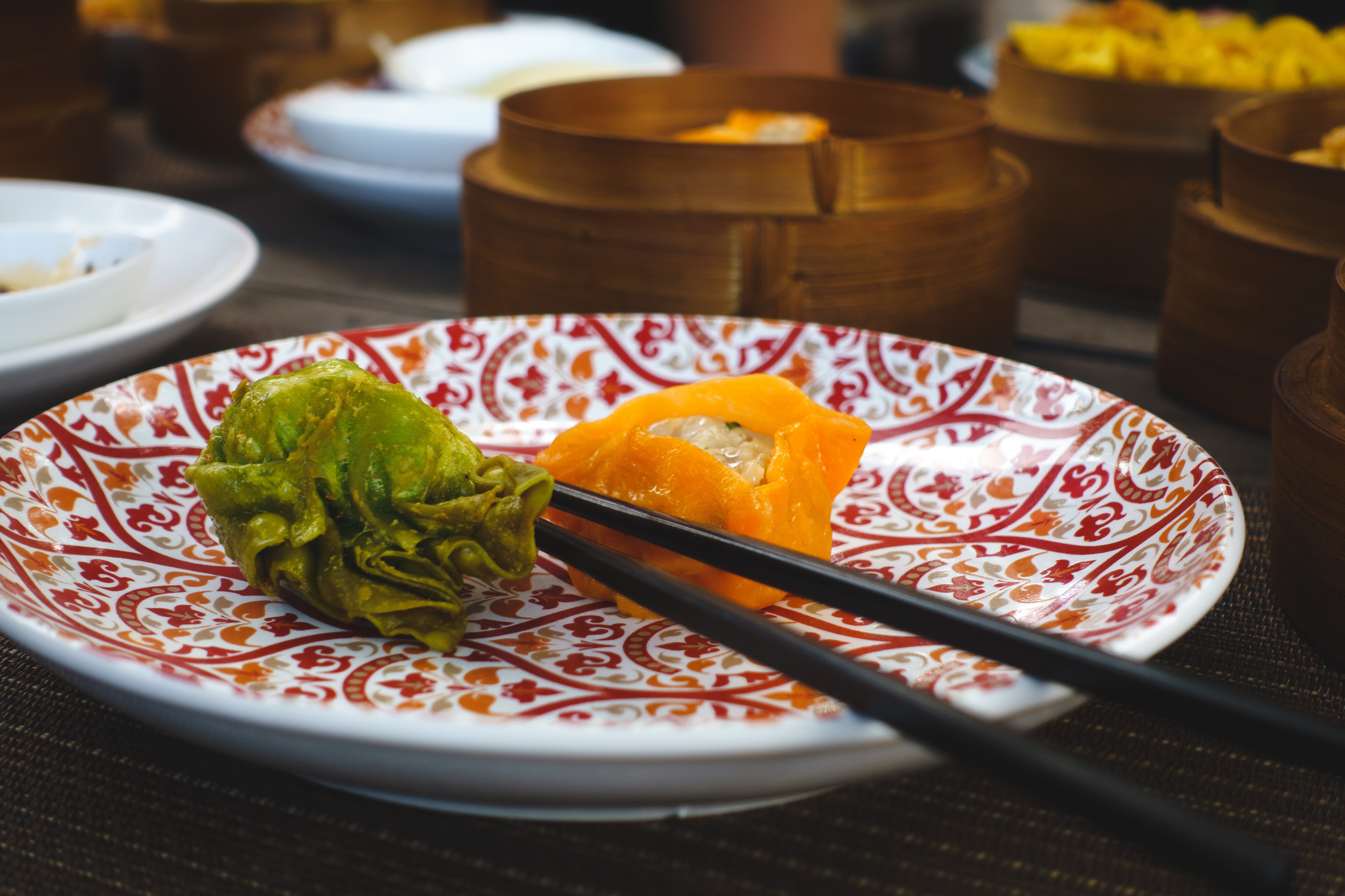 Dim sum frito chinês com hashis
