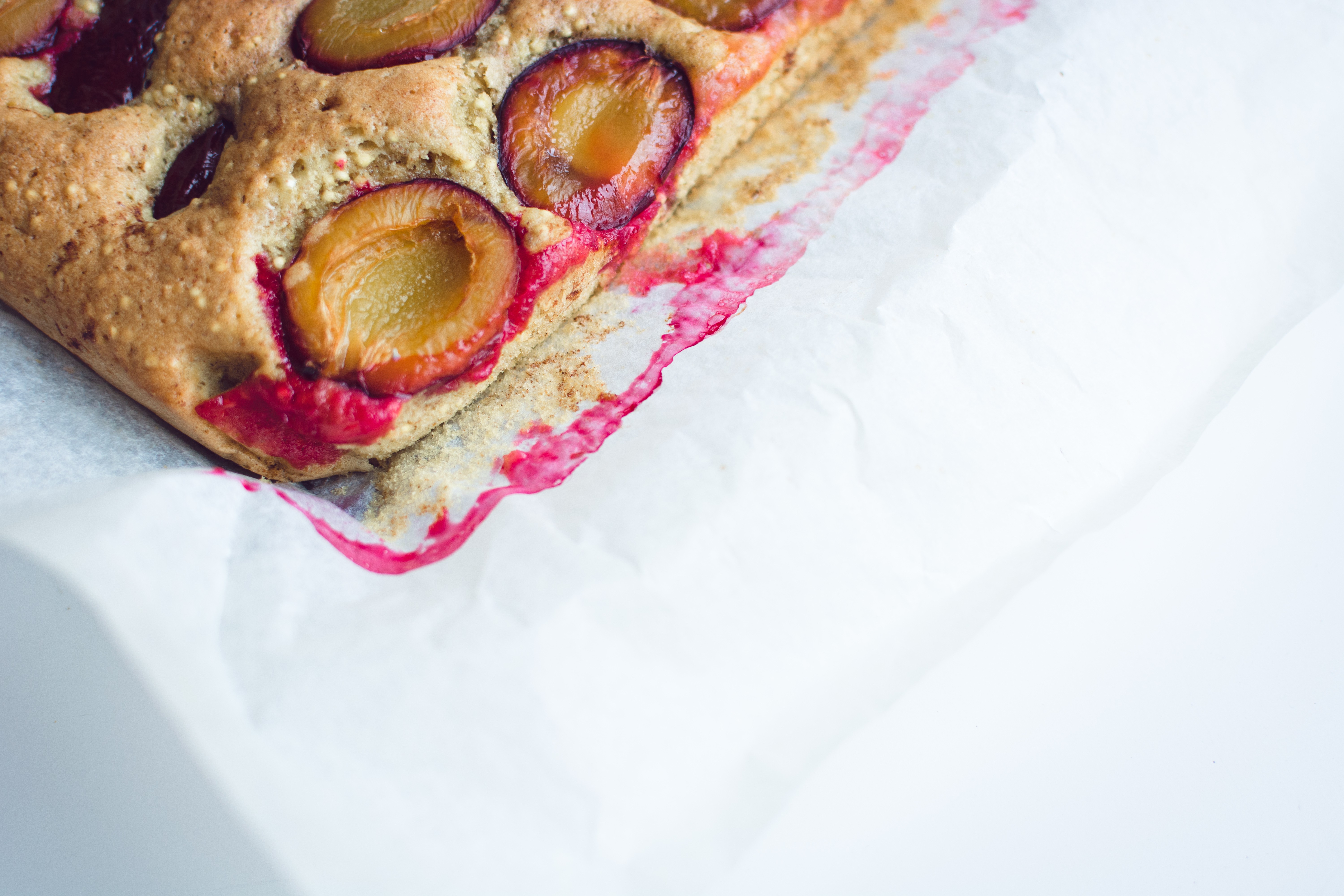 Primer plano de un pastel de ciruela checo tradicional