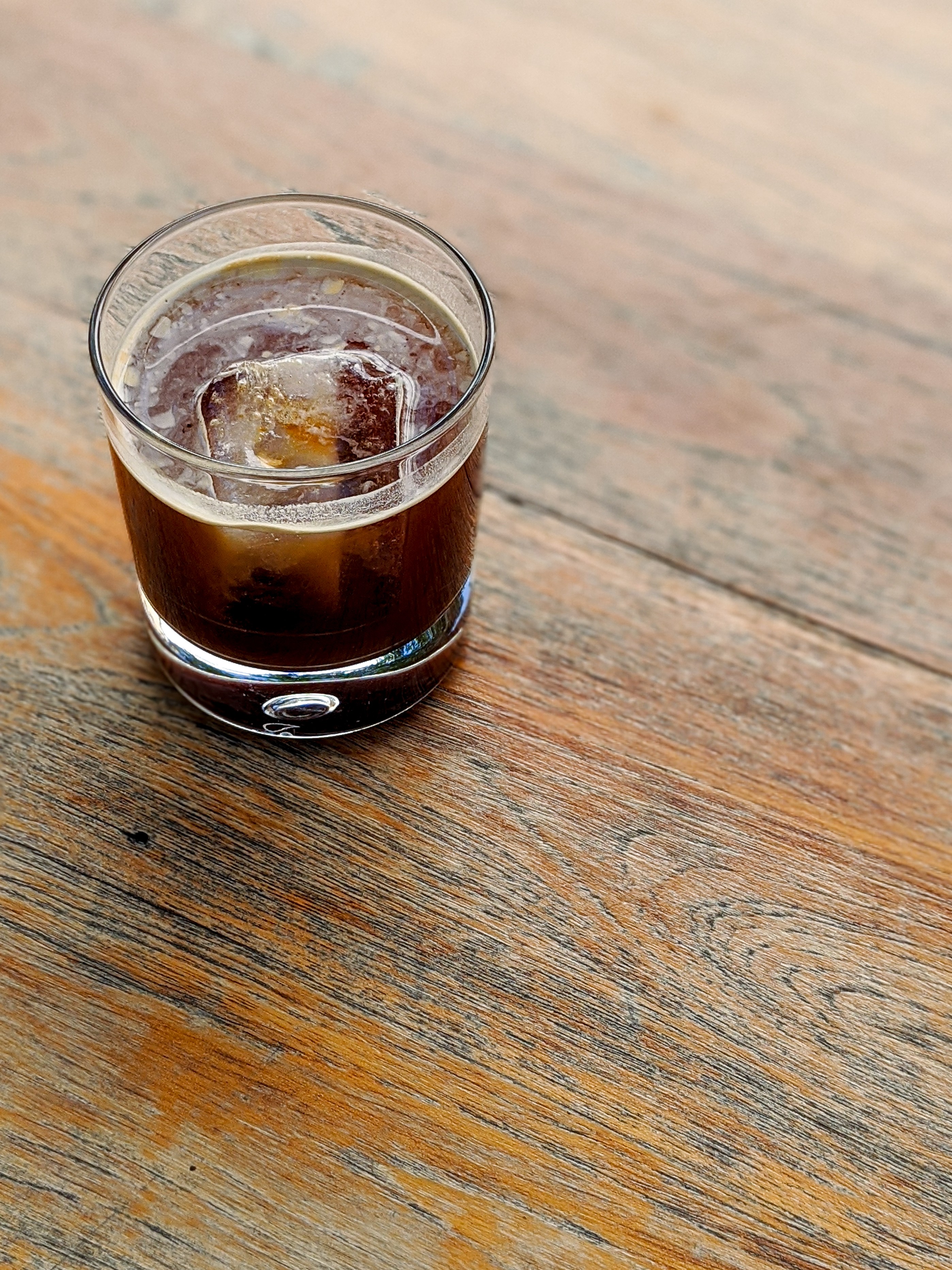 氷の上にのったアイスコーヒーアメリカーノ