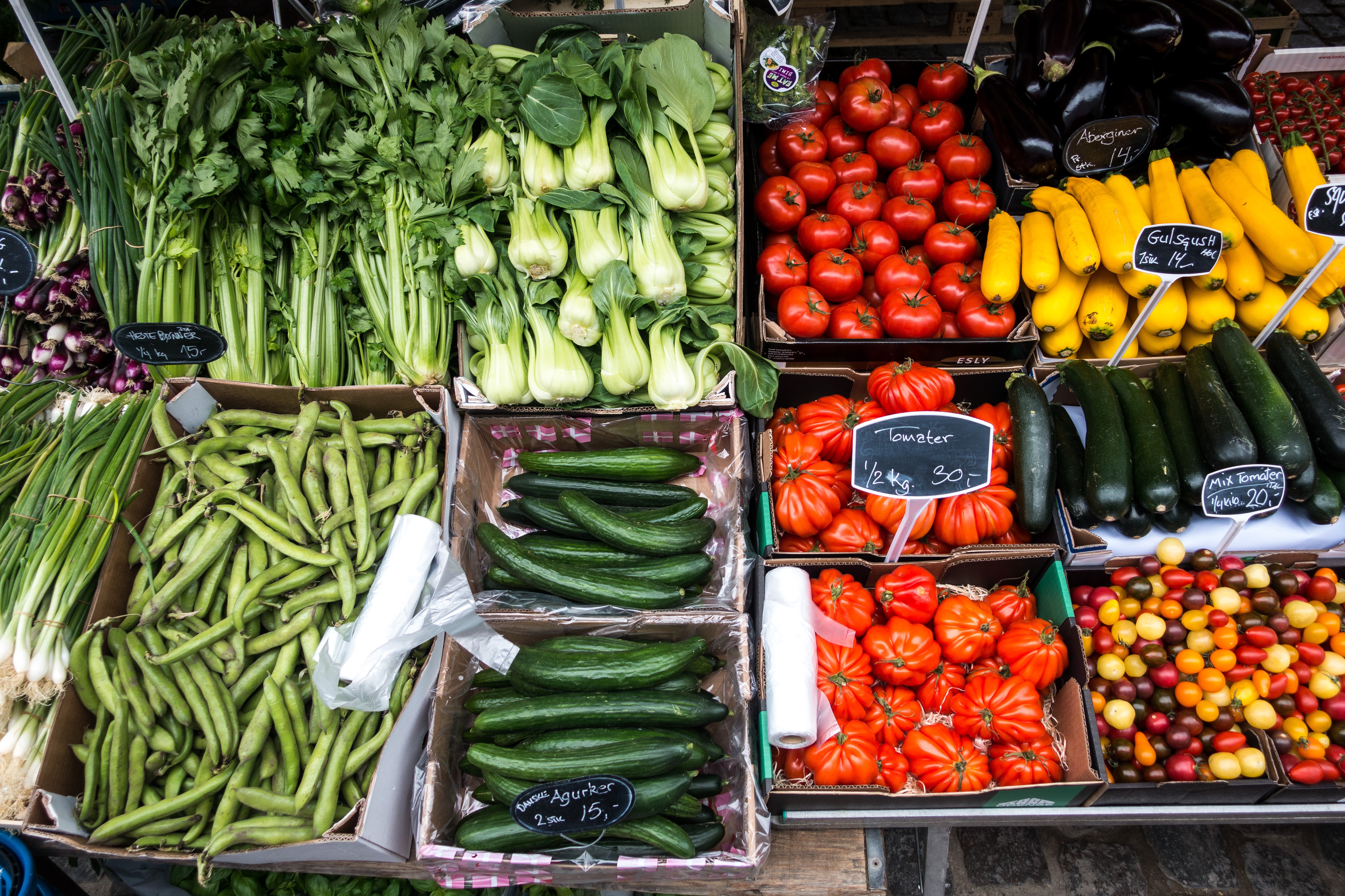 市场上的五彩蔬菜