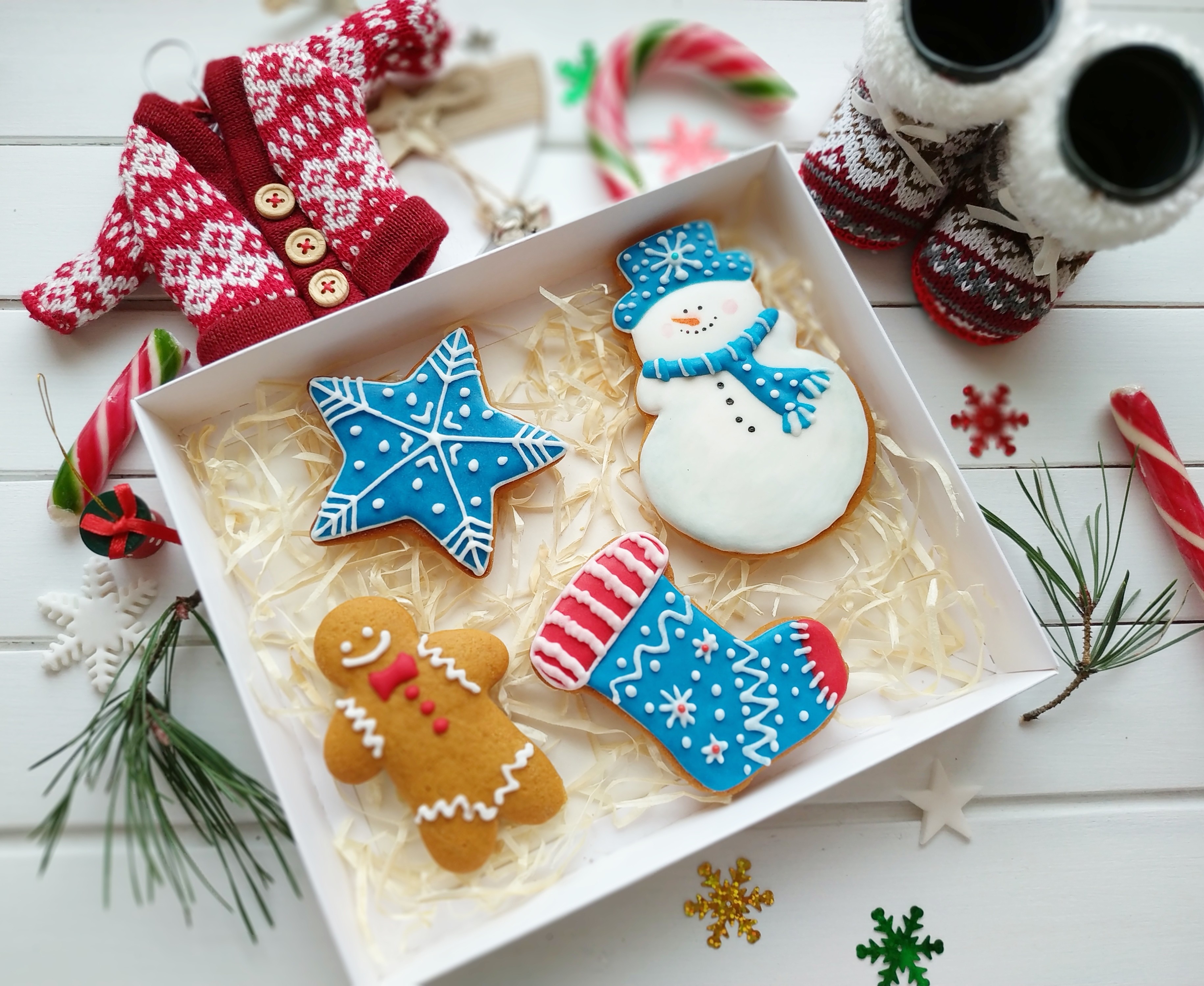 Lindos biscoitos de gengibre coloridos de Natal