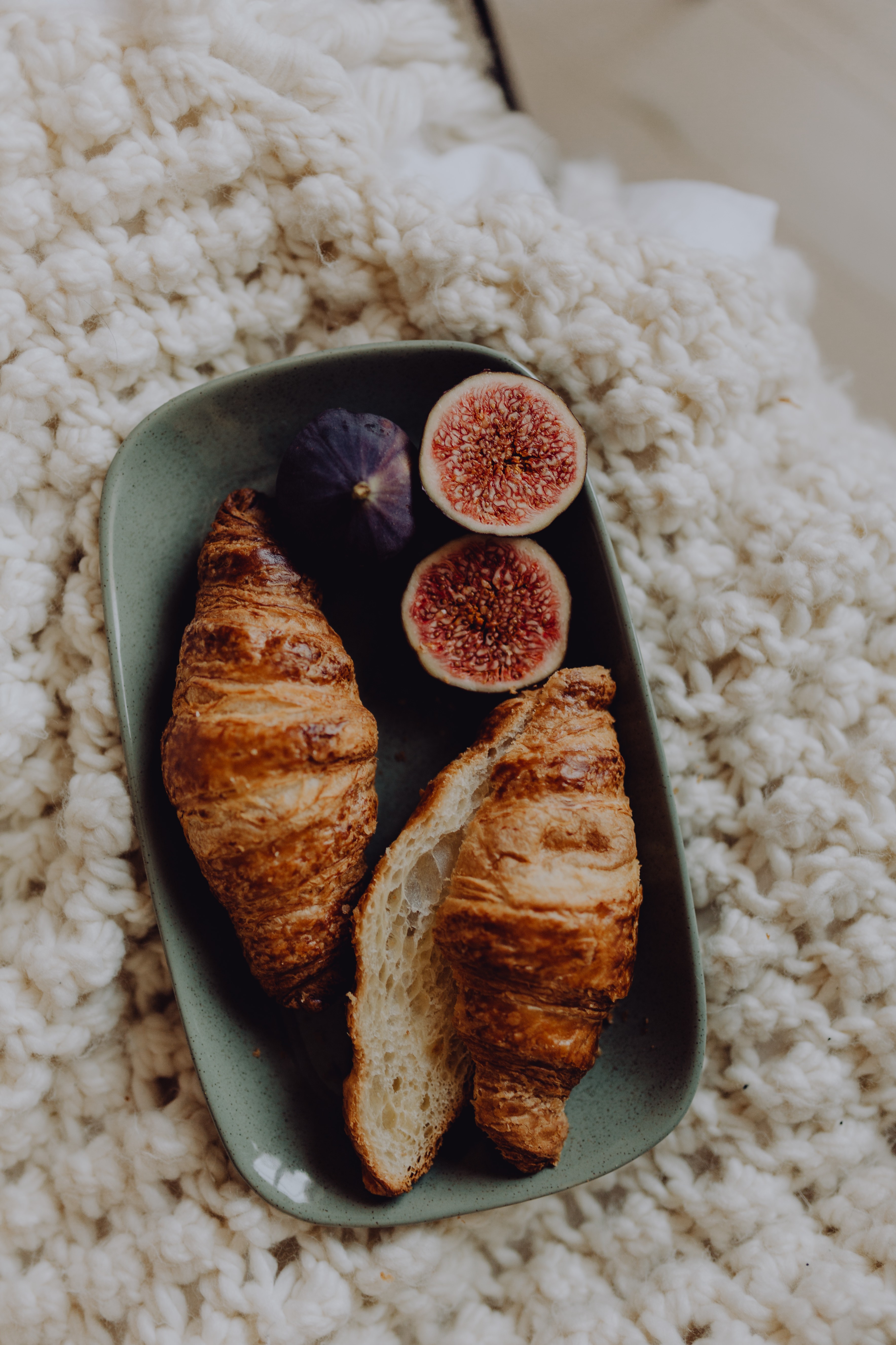 Lanche de croissants e figos