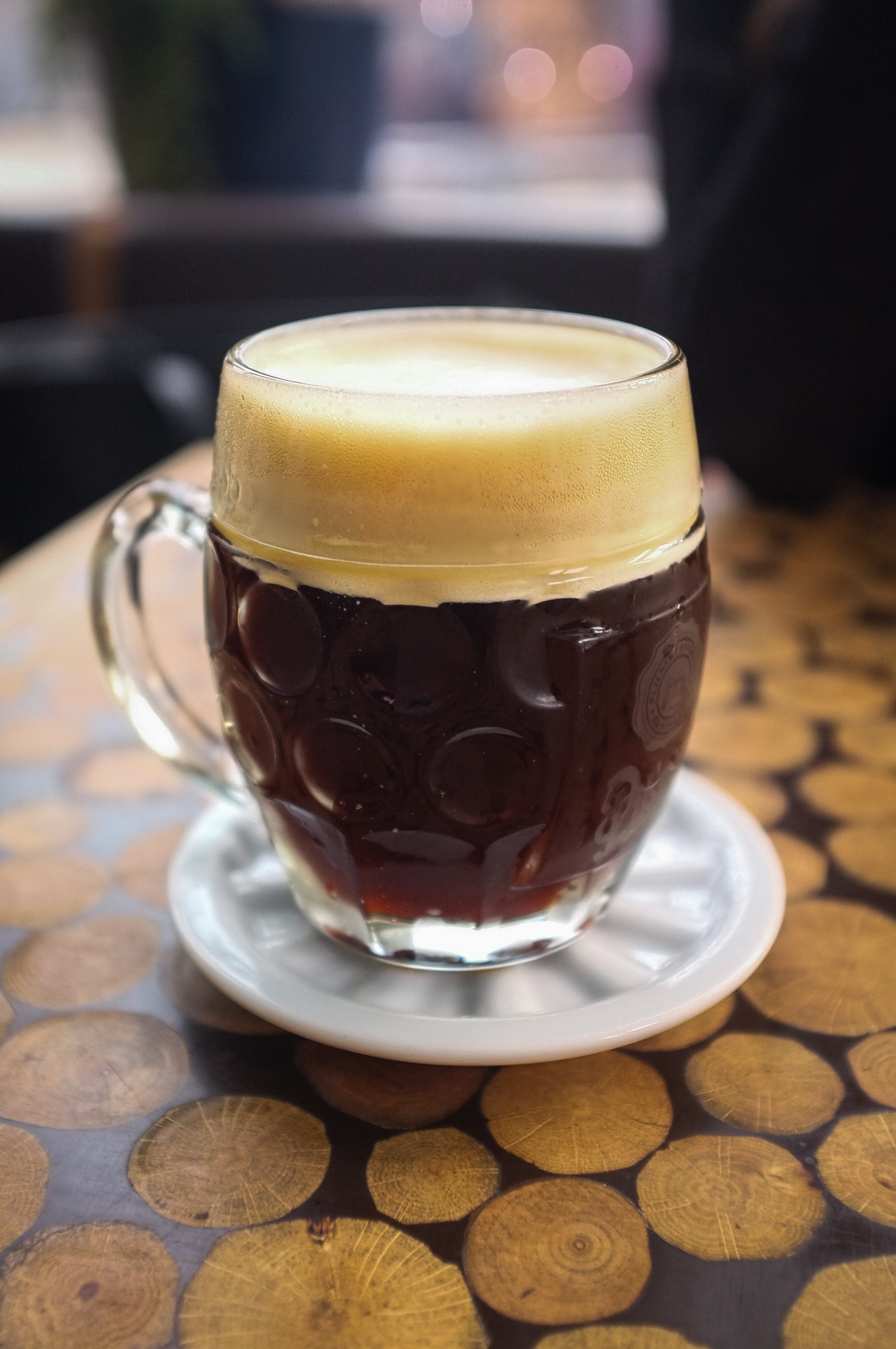 タップから注がれるチェコのラガービール