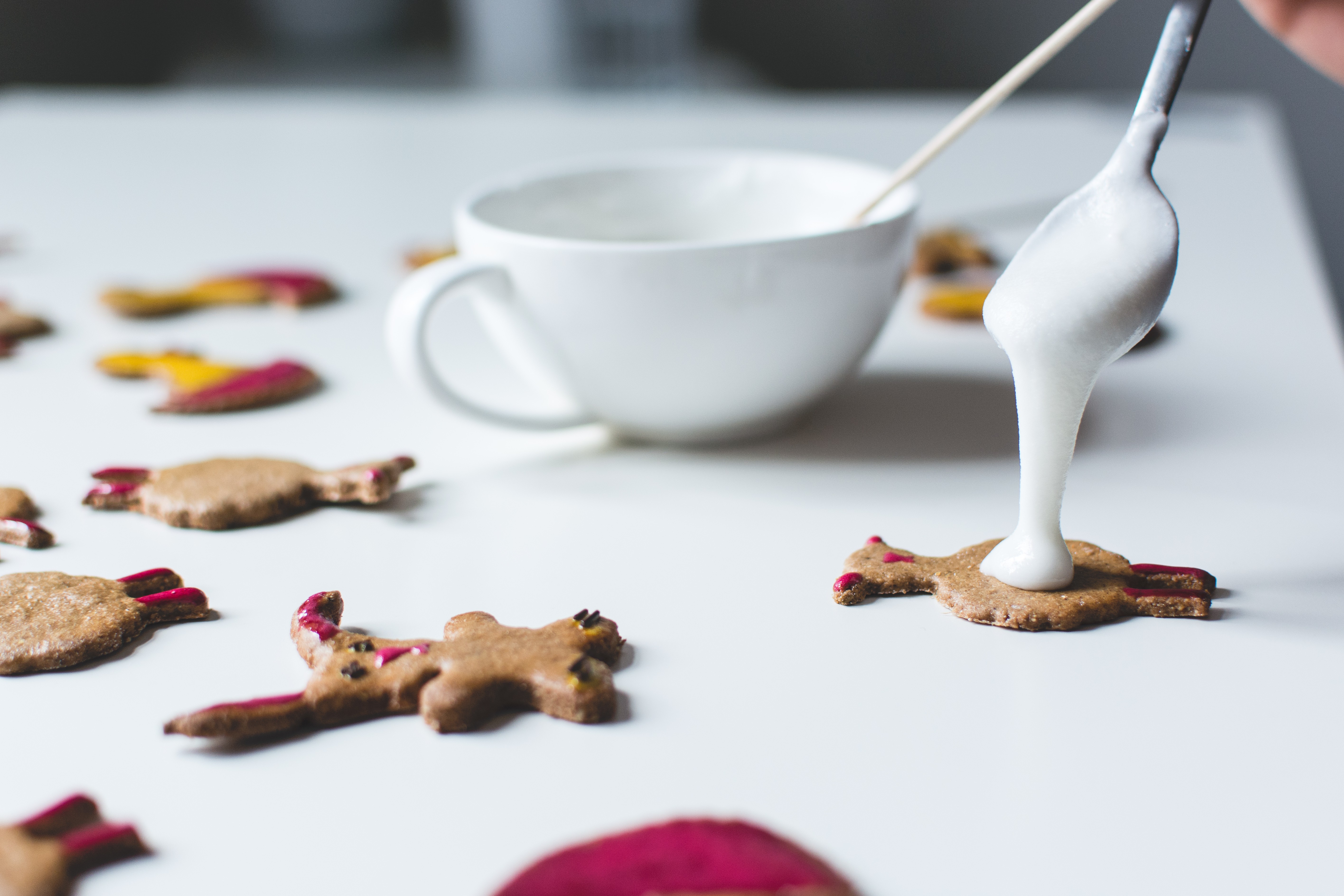 Decorando biscoitos de gengibre para a Páscoa