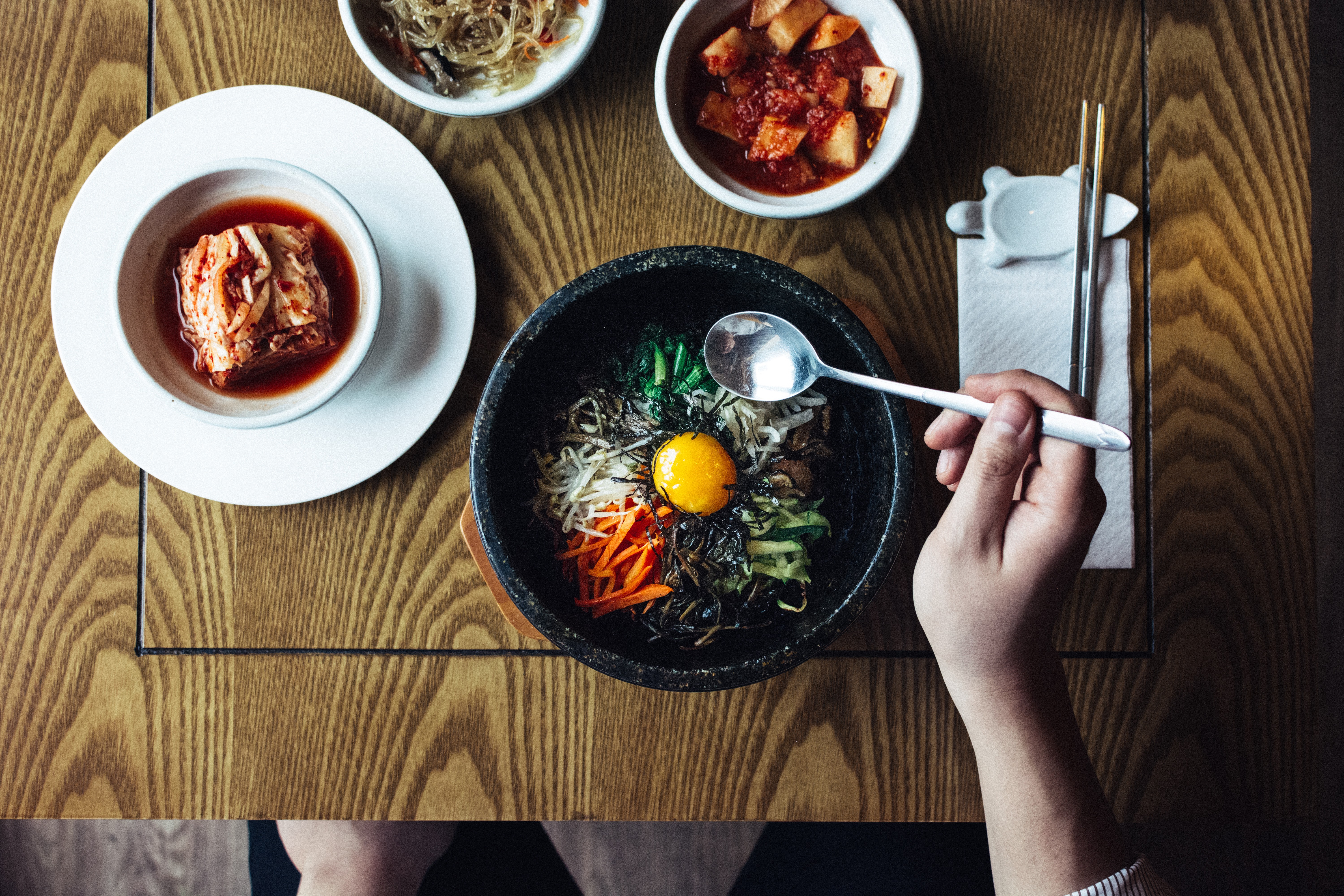 享用韩国拌饭和泡菜