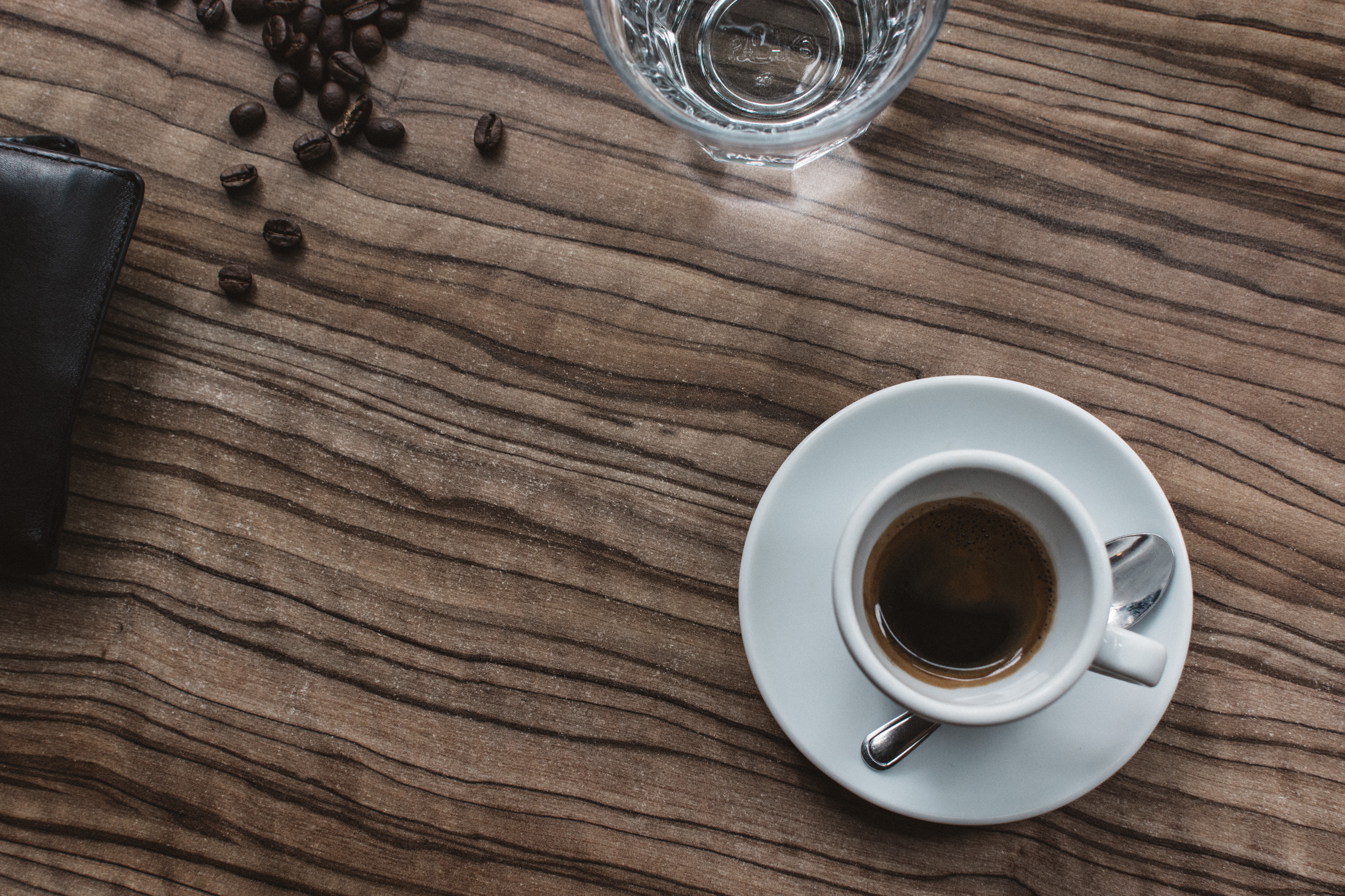 Café espresso em uma mesa de madeira