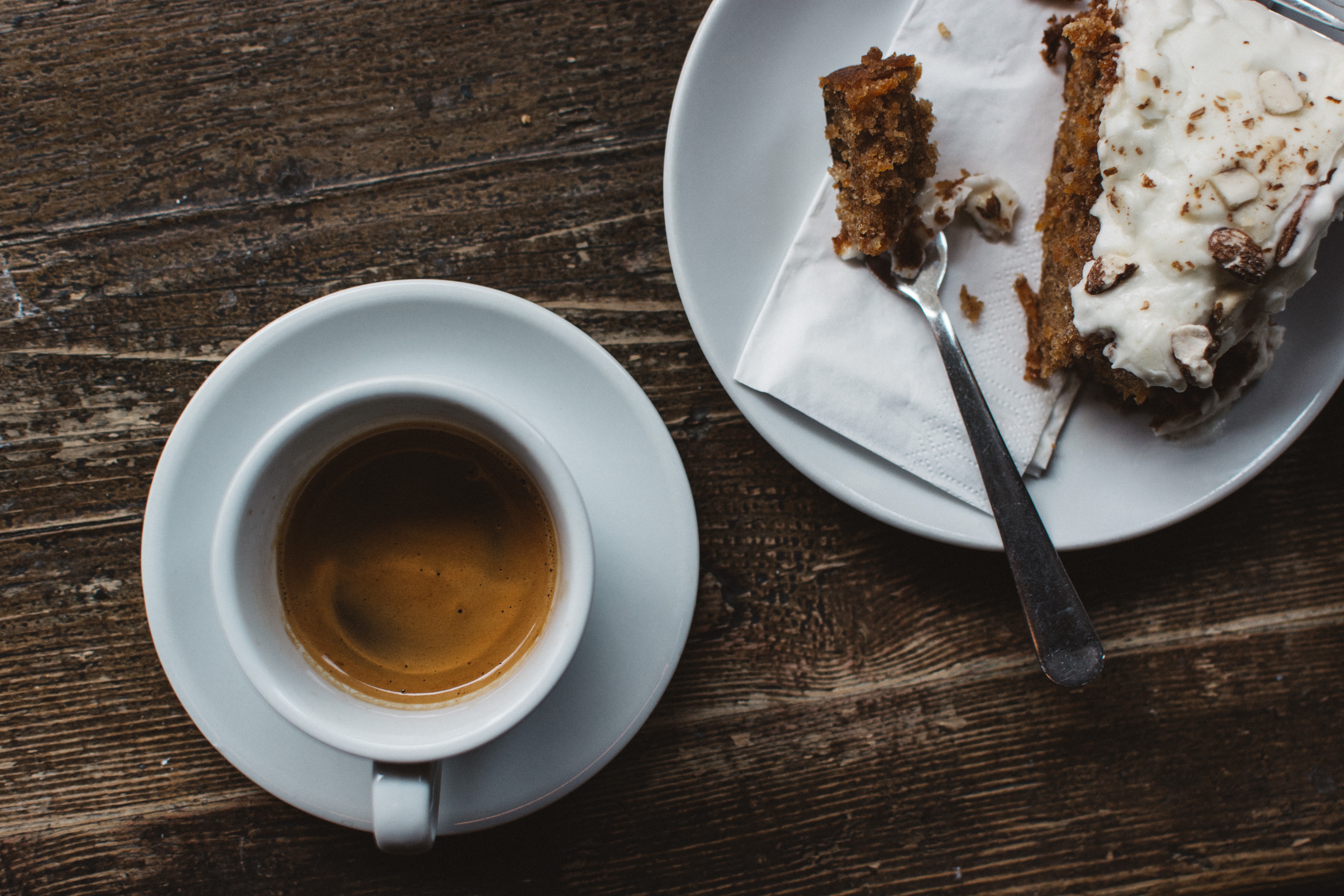 Espresso con pastel de zanahoria