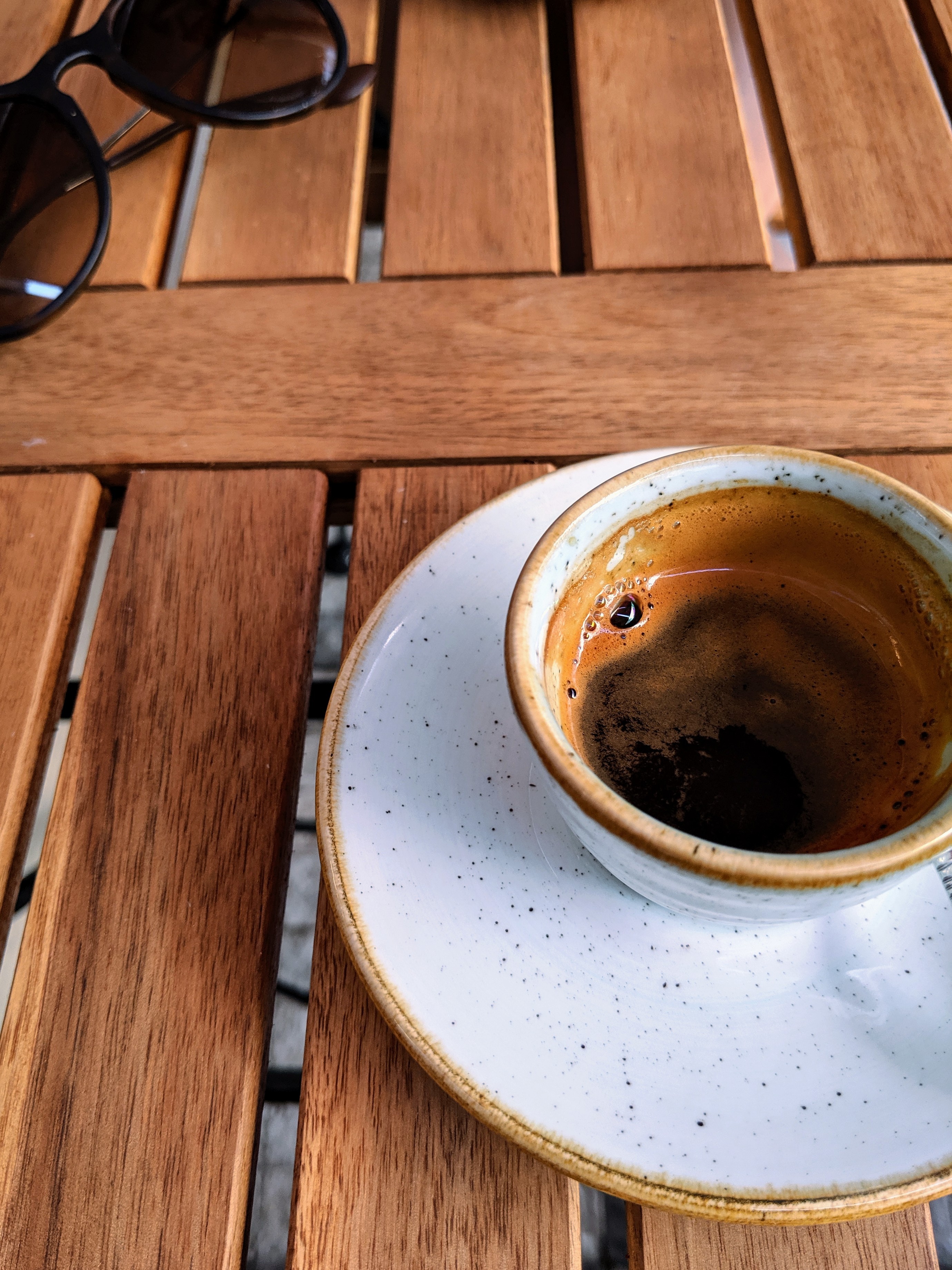 Espresso con gafas de sol
