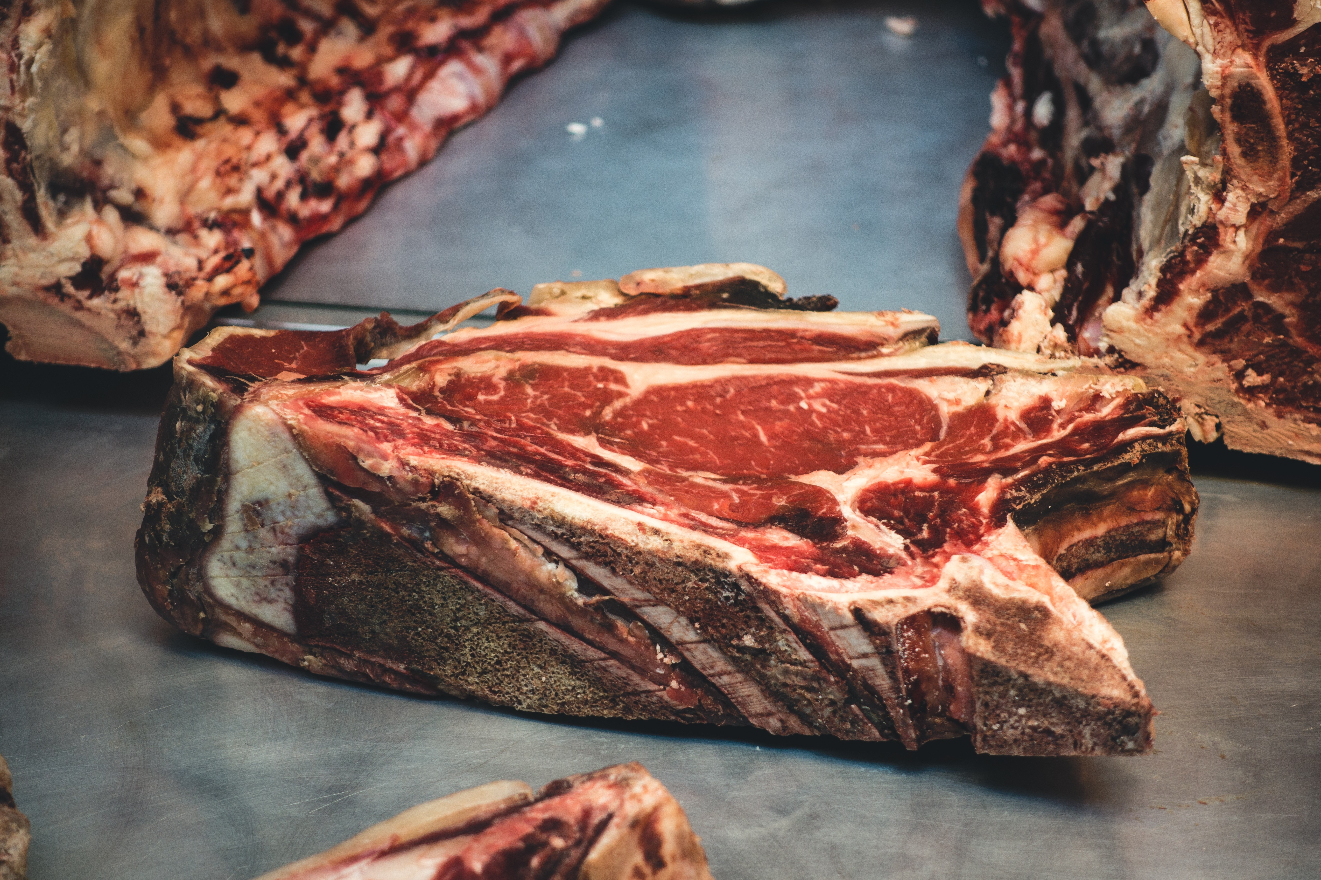 Excelente bife de carne crua em close