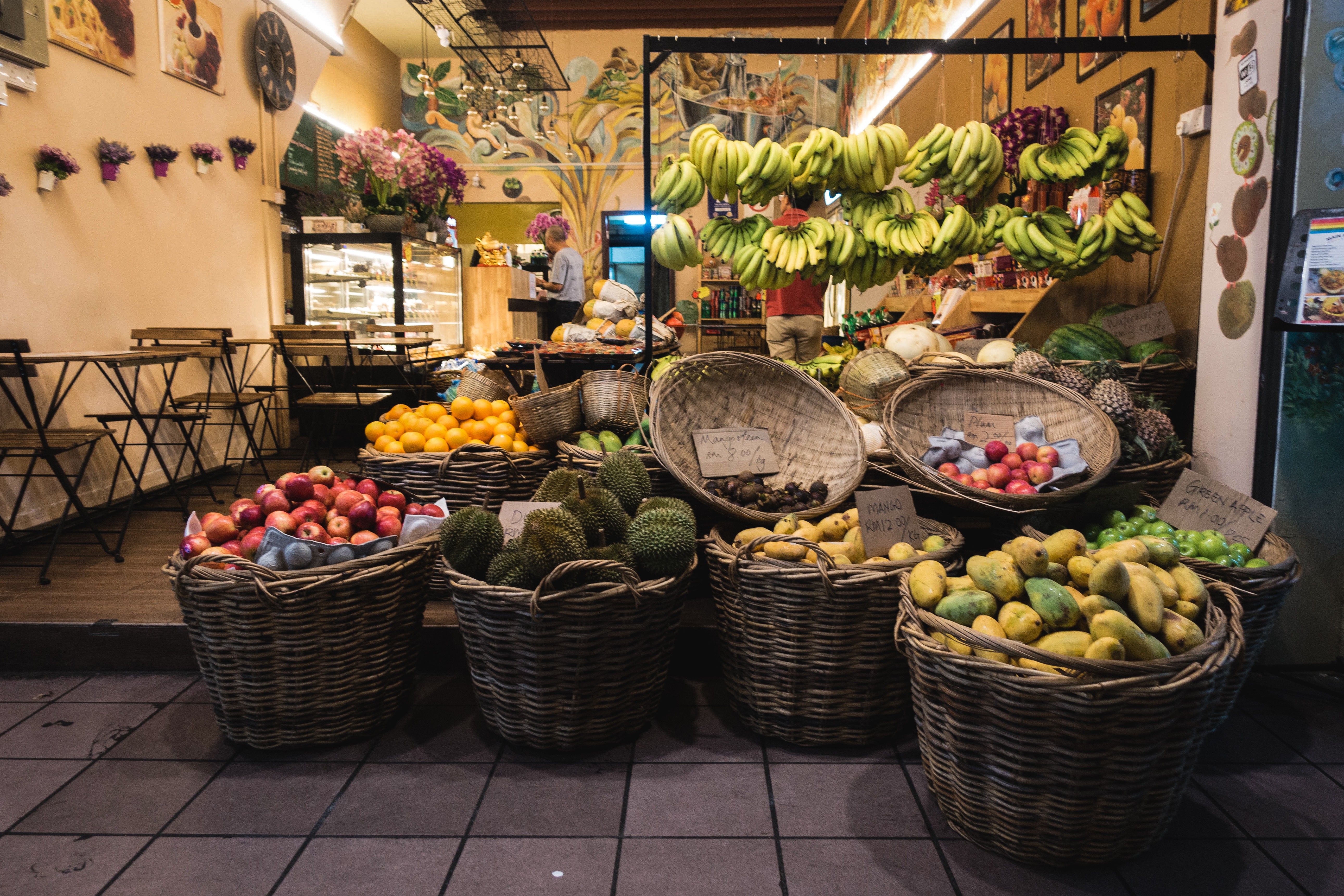 Loja de frutas exóticas à noite