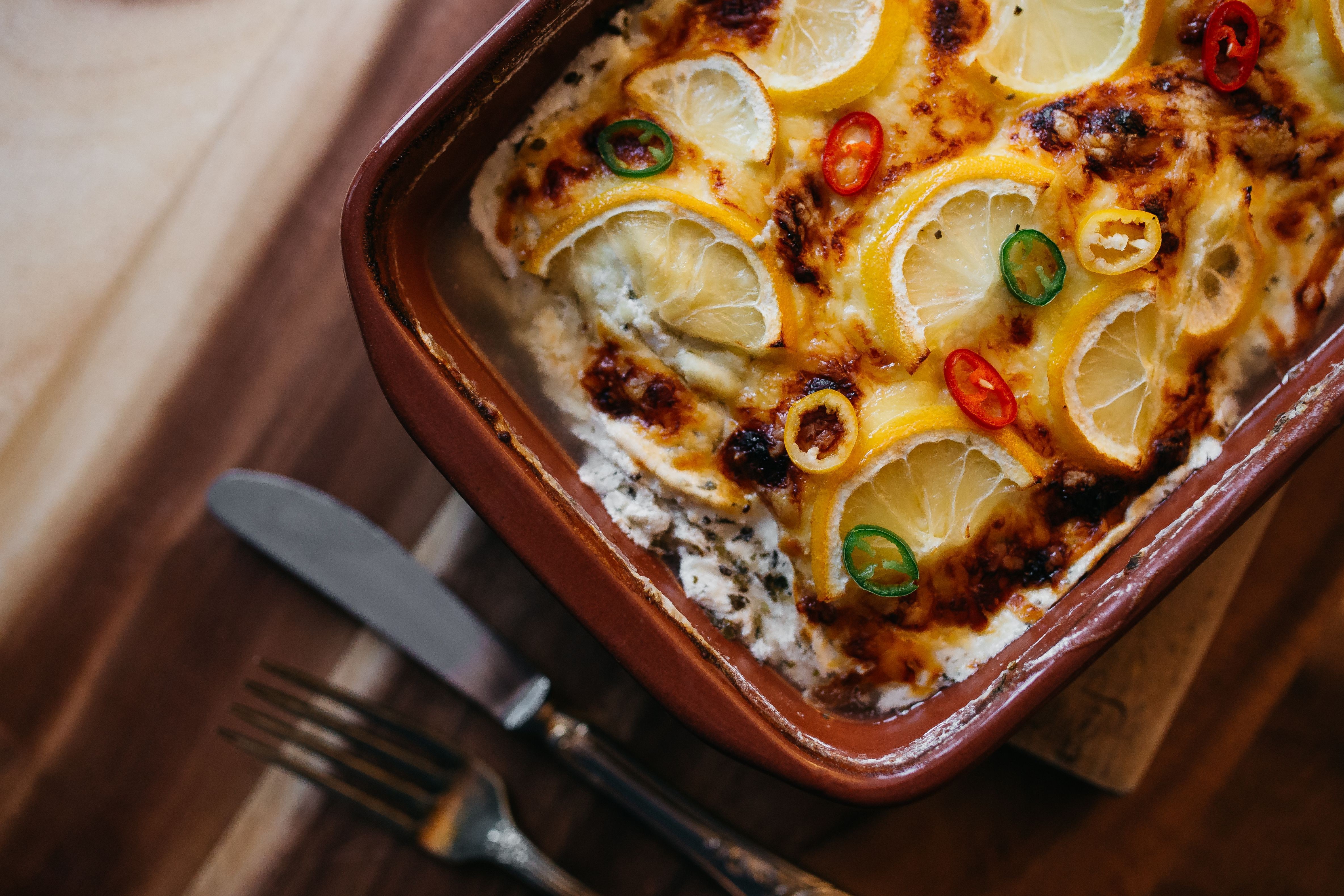 Запеканка из рыбы с лимоном и травами