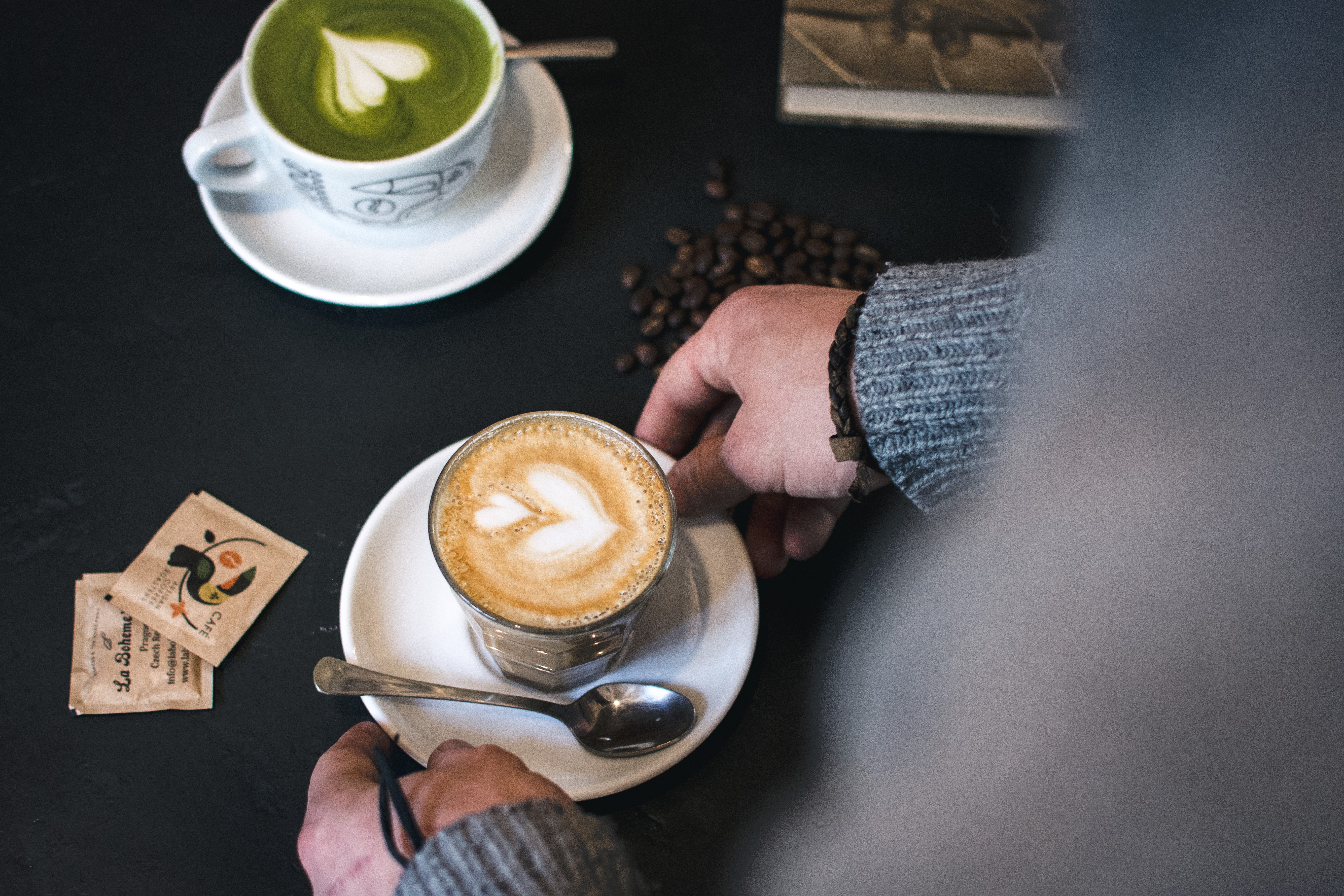 フラットホワイトコーヒーと抹茶ラテ