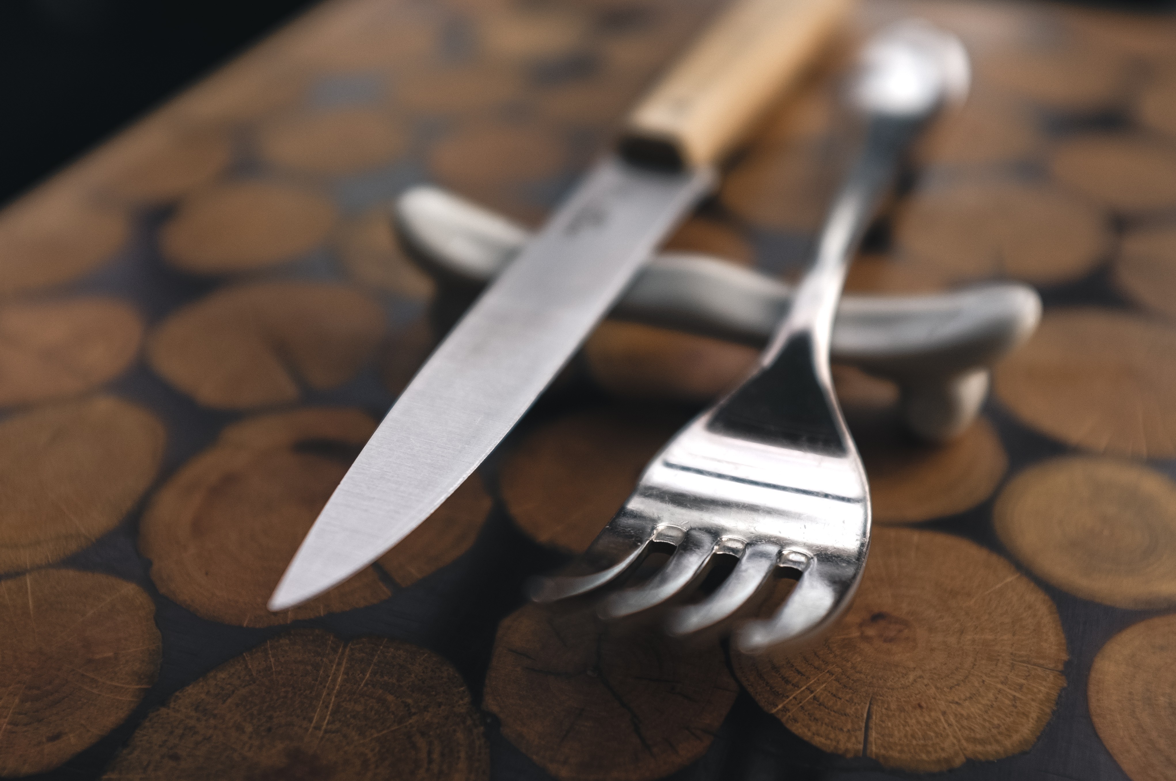Garfo e faca de carne em close