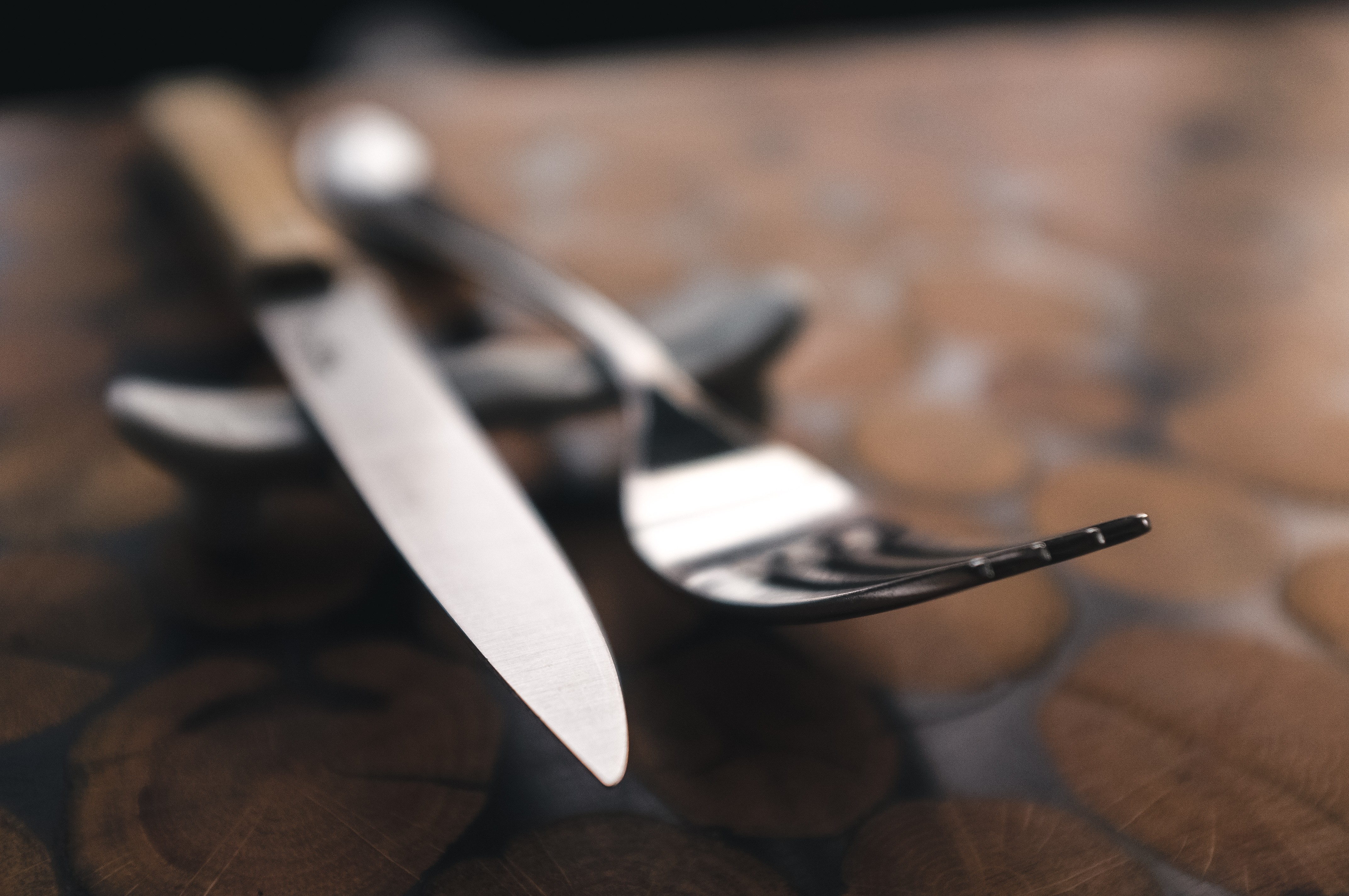 Primer plano de tenedor y cuchillo de carne