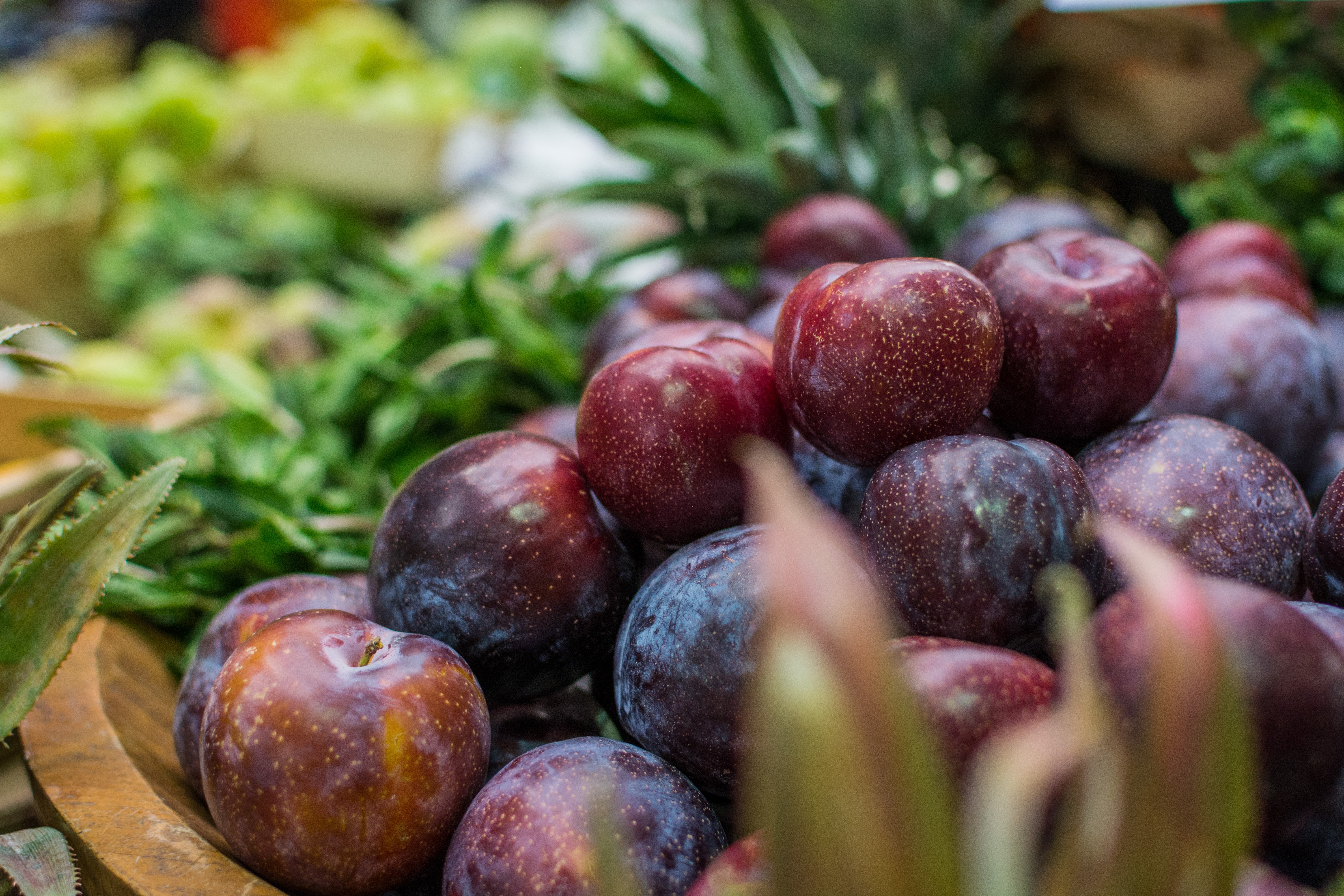 Ciruelas frescas en un mercado de agricultores