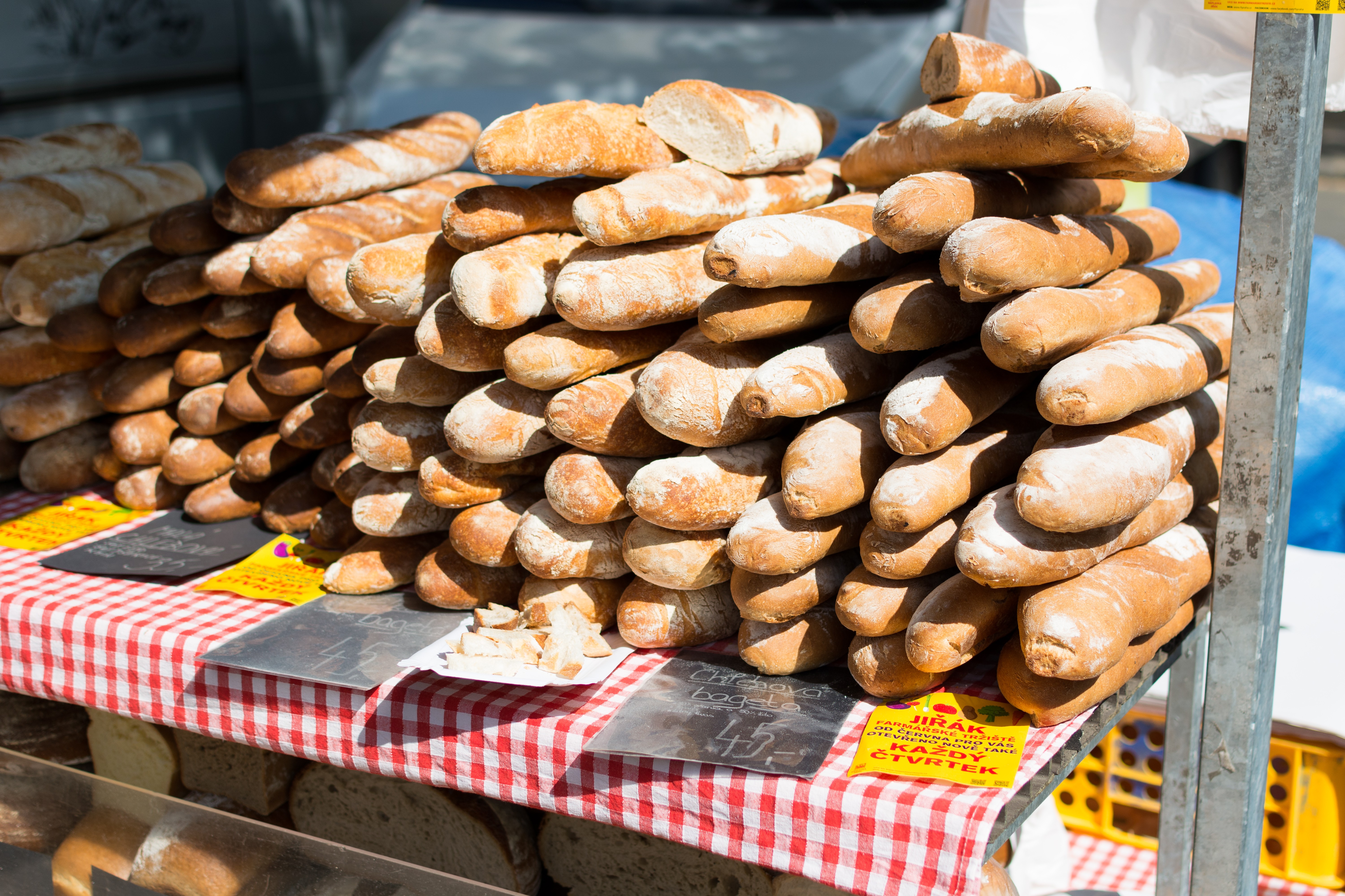 Pan de masa madre fresco en el mercado de agricultores