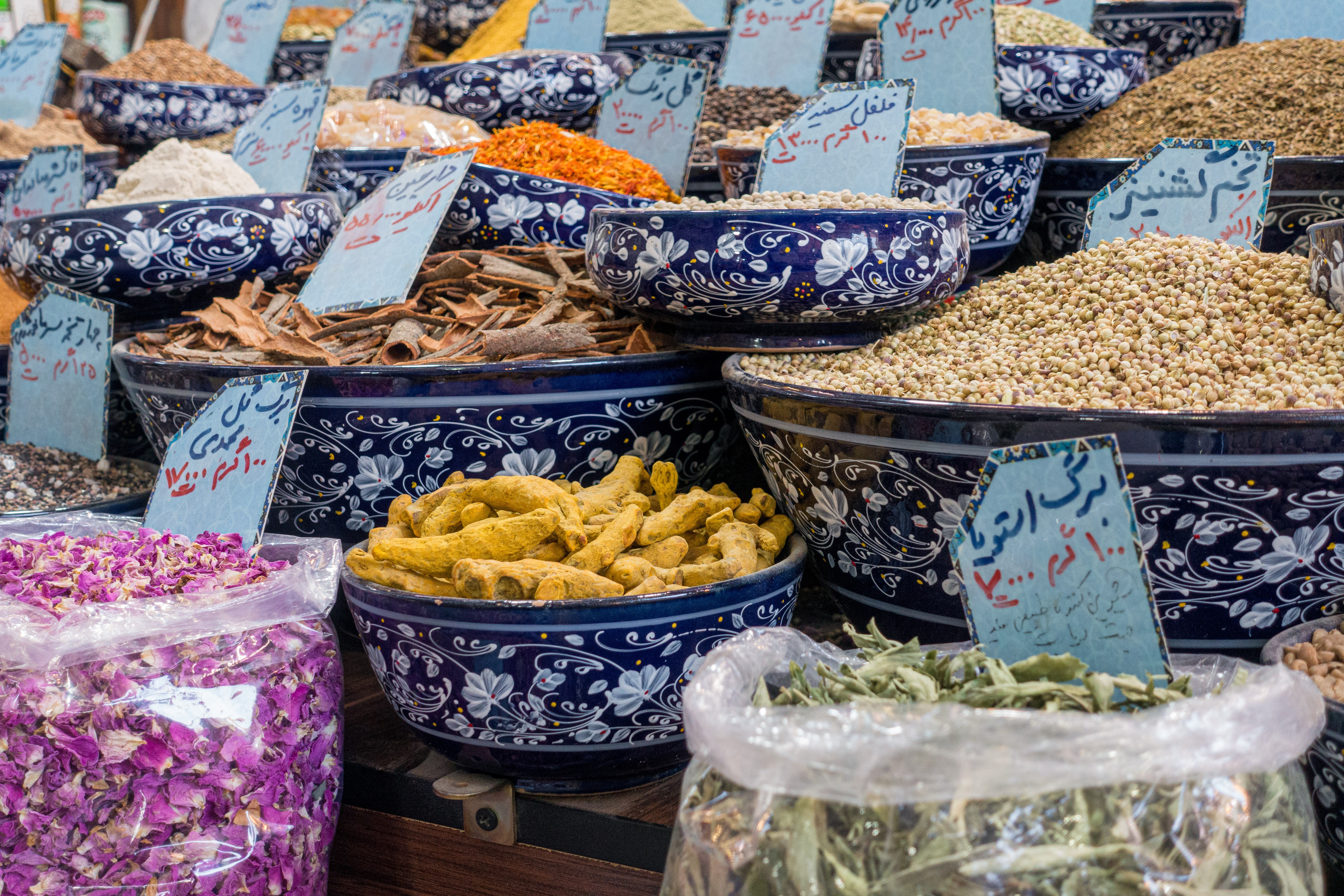 Especiarias frescas em um mercado iraniano
