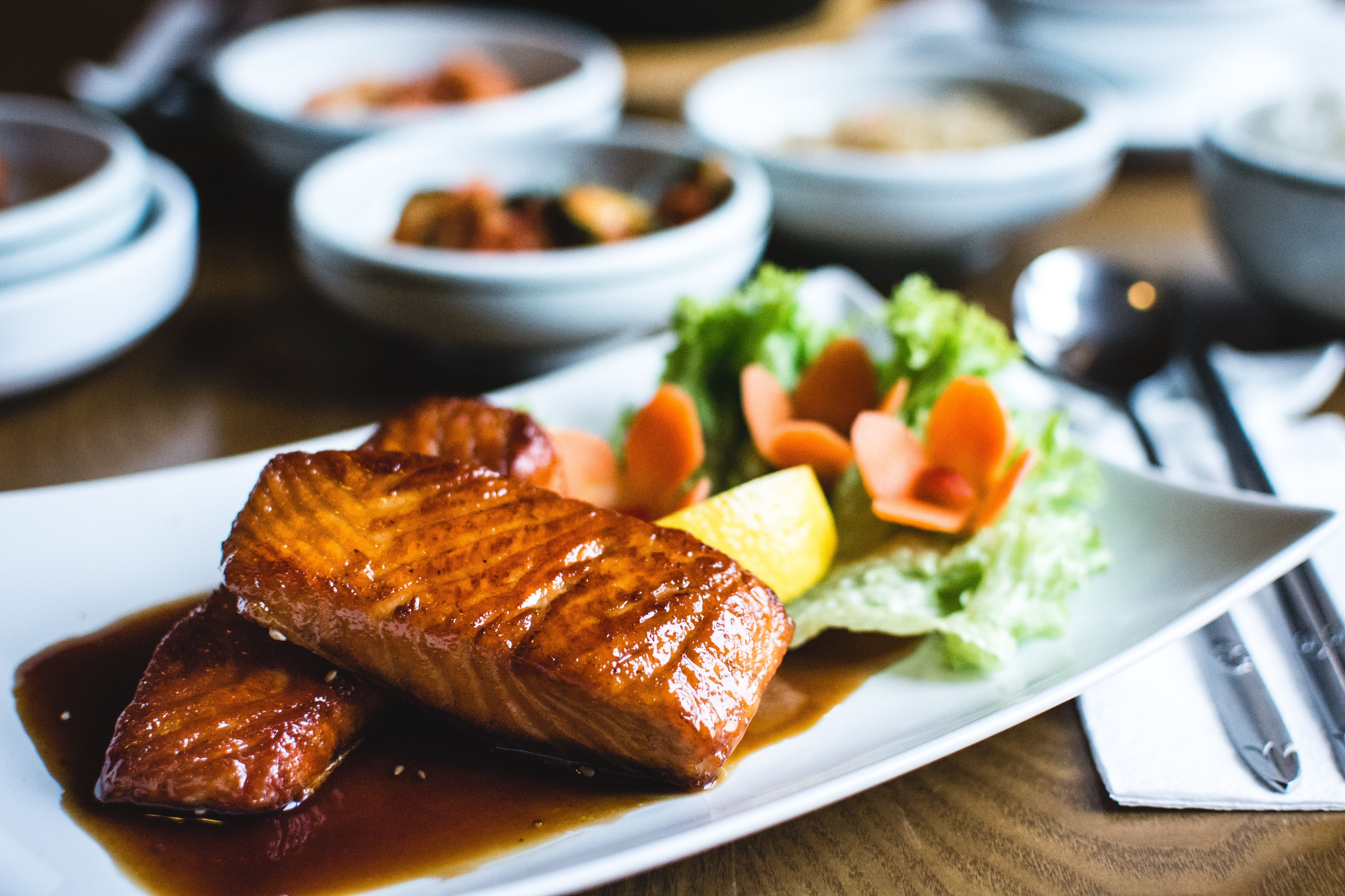 Salmão frito com molho de soja adocicado em um restaurante coreano