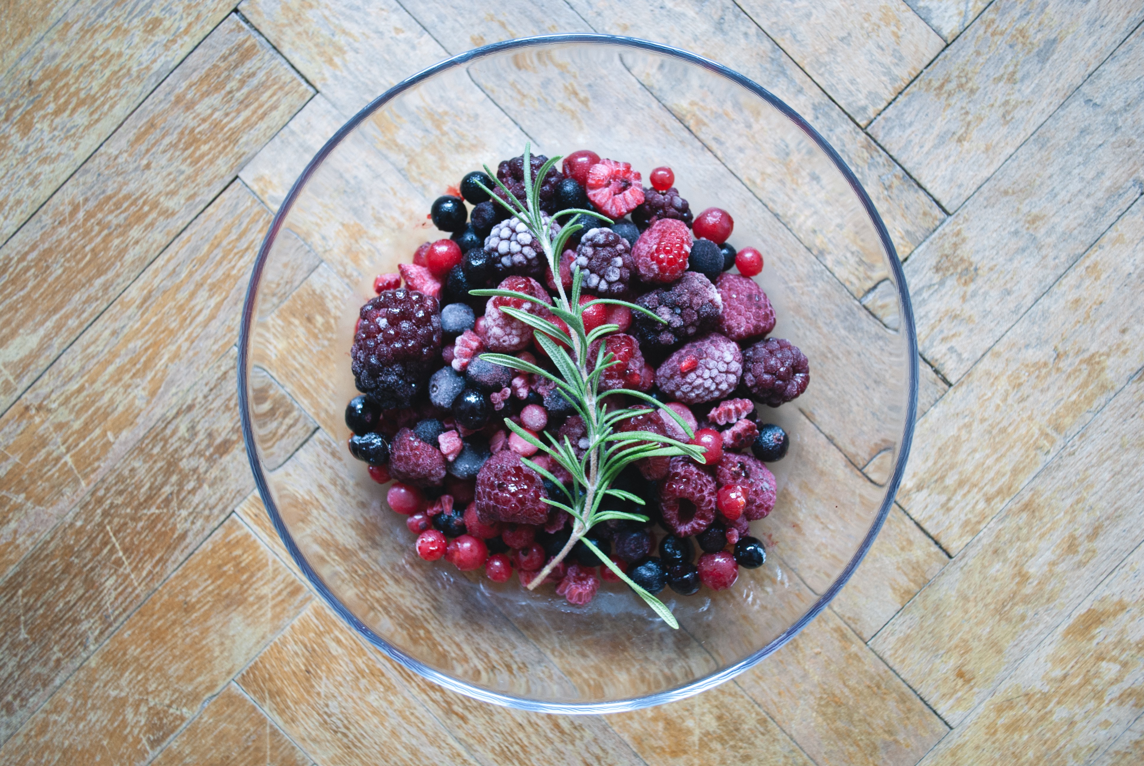 Frutas vermelhas congeladas em um piso de madeira
